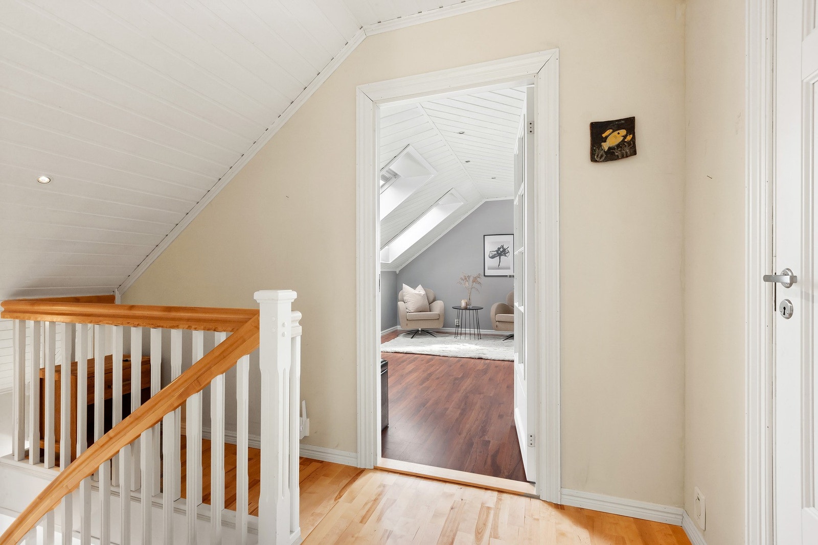 Gang på loft som leder til 2 soverom og toalettrom. Galleribilde