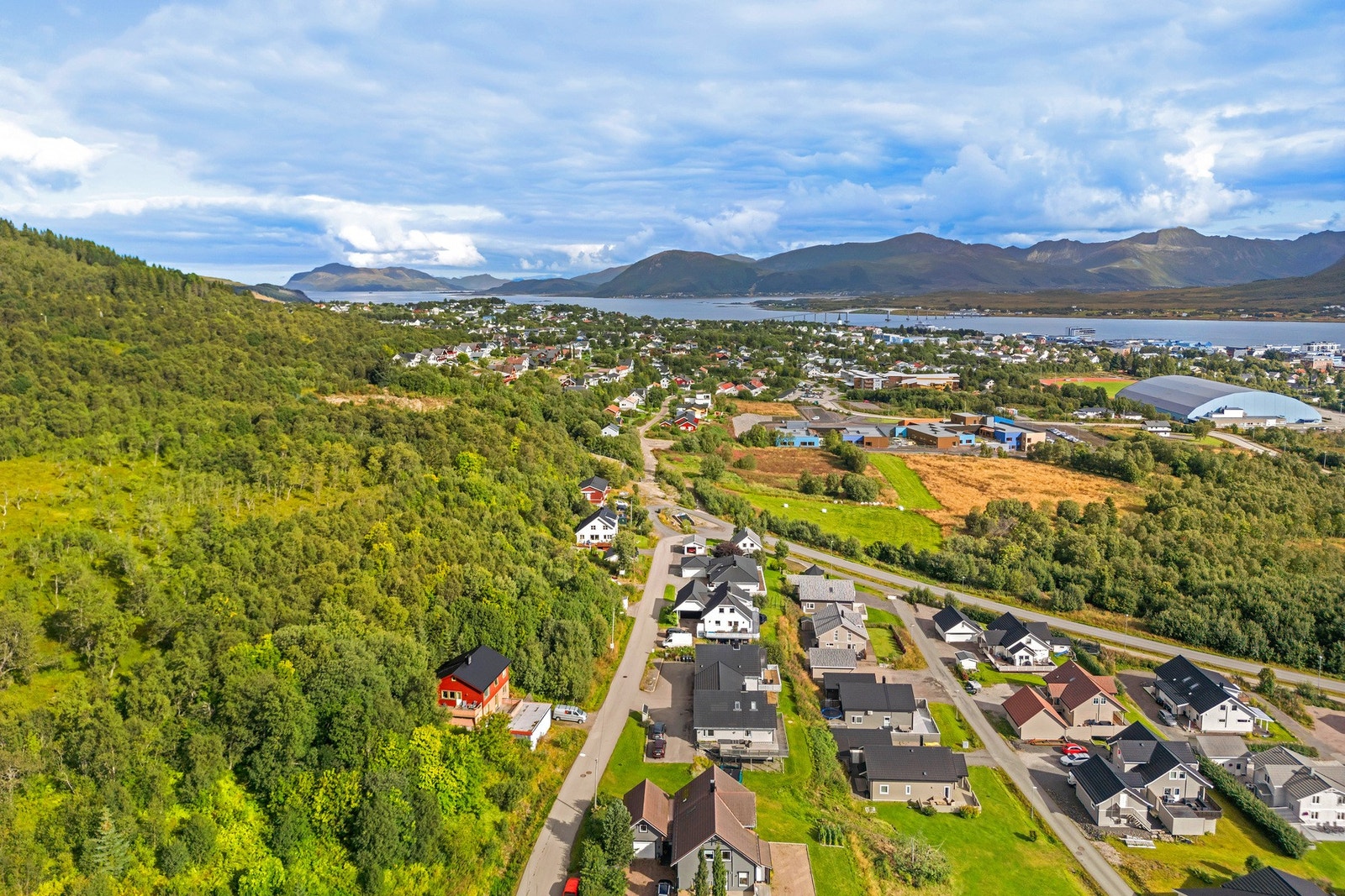 Her bor du i et rolig, barnevennlig område med kort avstand til alt du trenger i hverdagen. Galleribilde