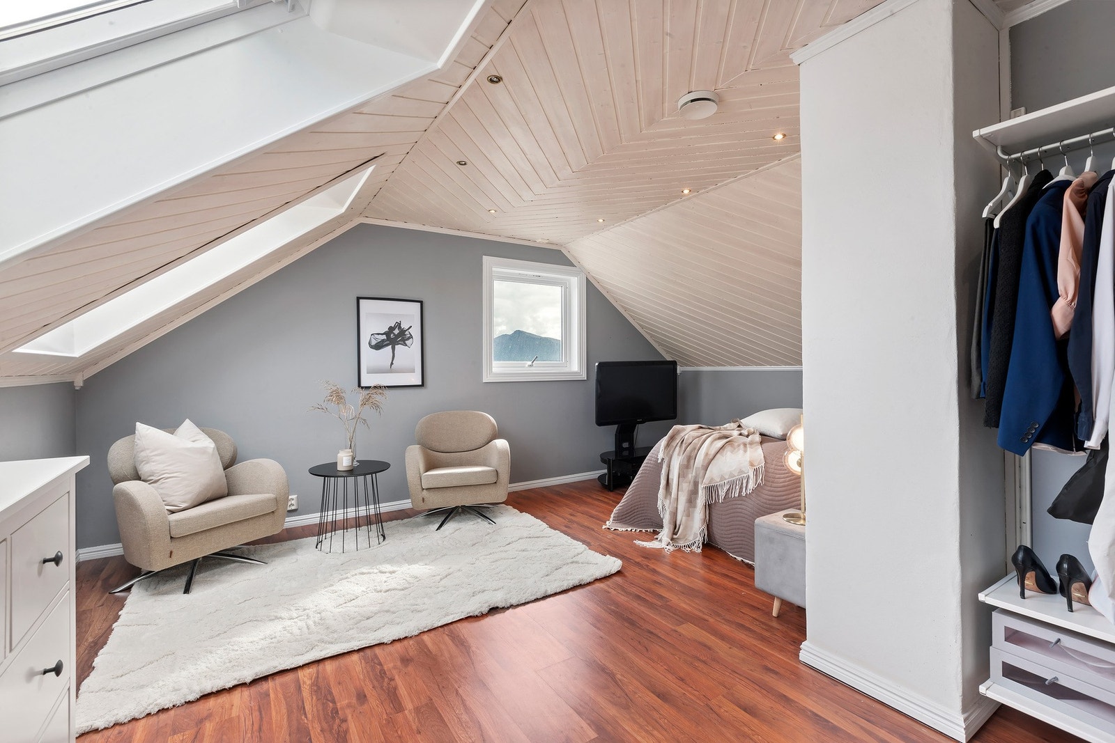 Her er det rom til både seng og sitteplass - perfekt som en egen sone for avslapning. Galleribilde