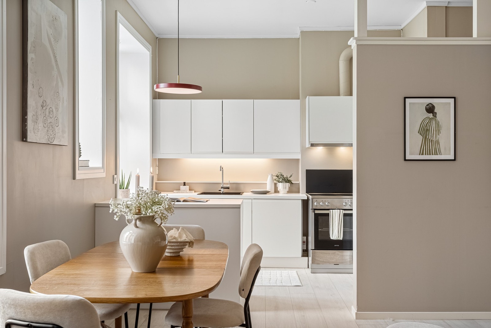 Kjøkkenet er delvis adskilt fra stue, noe som skaper flere soner i boligen. Galleribilde