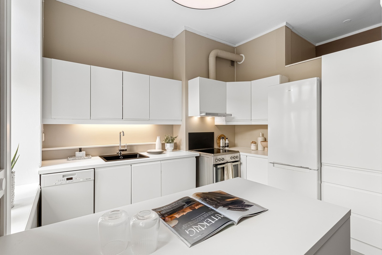 Kjøkkenet byr på rikelig av skap- og benkeplass. Galleribilde