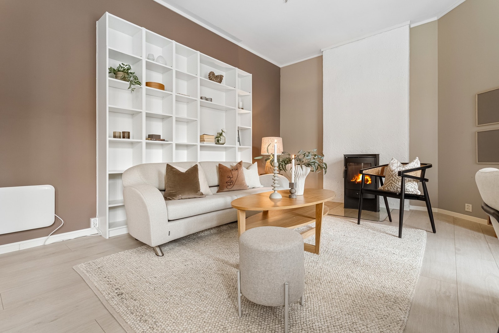 Delikat stue i tidsriktige farger med god plass til sofagruppe. Galleribilde