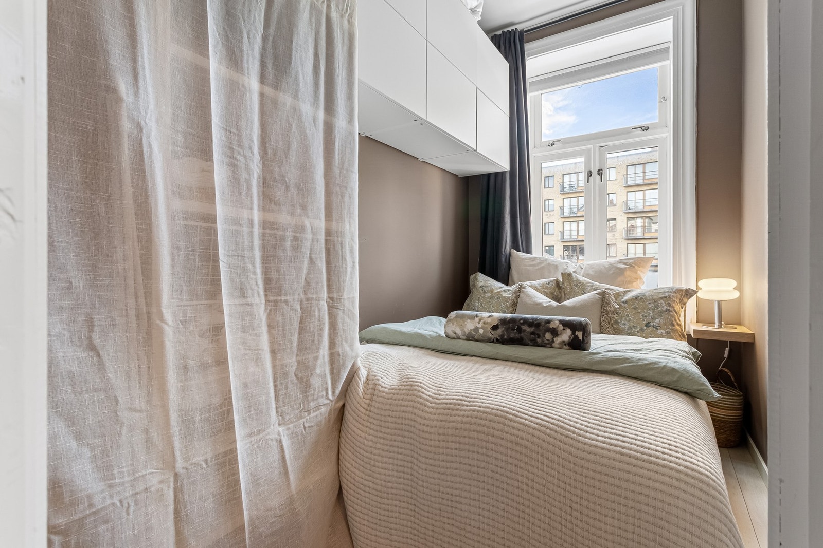 Praktisk soverom med plass til seng og med smart oppbevaringsløsning over sengen. Galleribilde