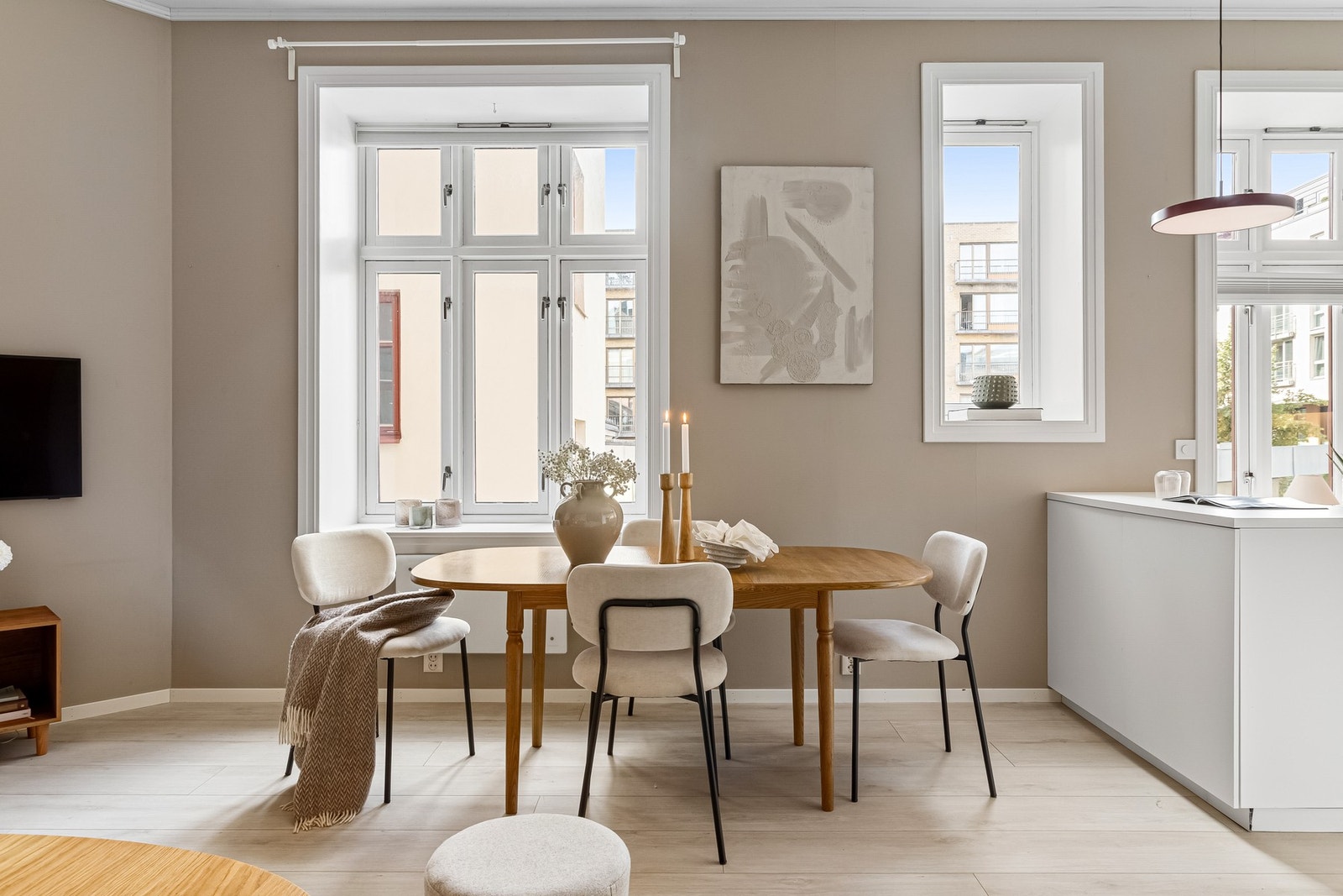 De store vinduene slipper inn rikelig av naturlig lys. Galleribilde