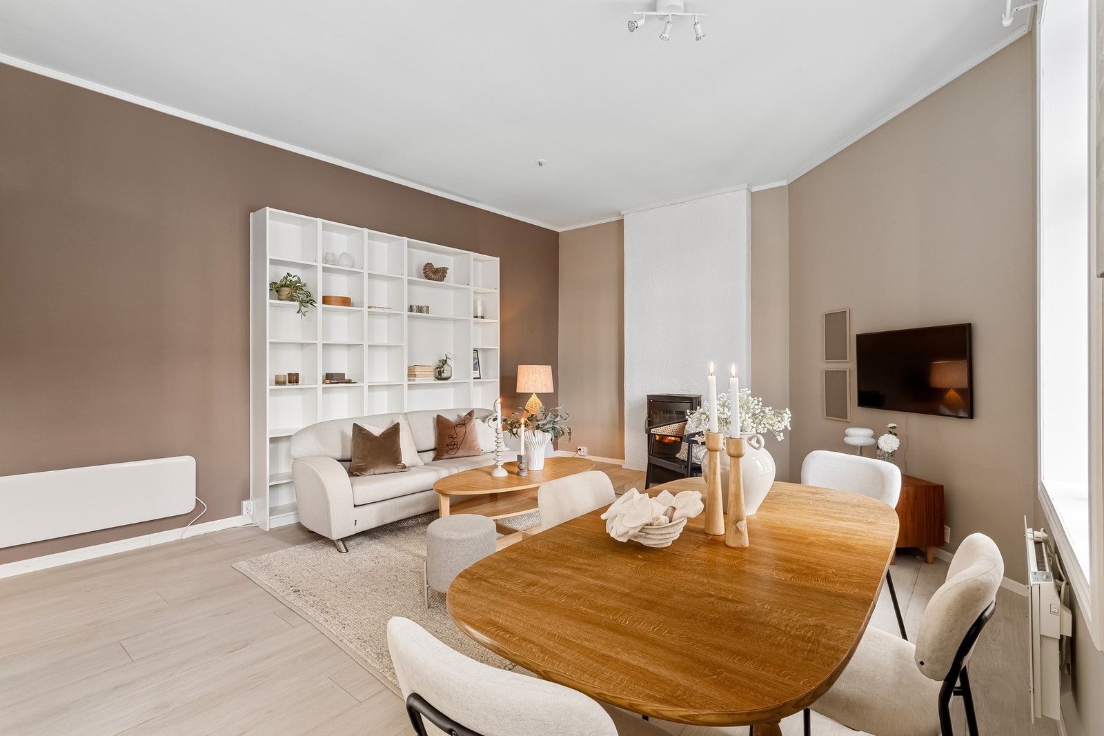 Boligen har en ypperlig plassering i bygget og har store oppholdsrom som er enkle å innrede. Galleribilde