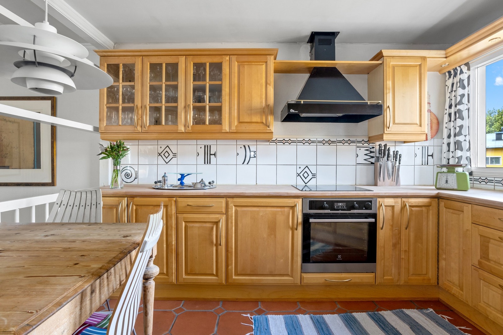 Integrert stekeovn, platetopp og oppvaskmaskin. Galleribilde