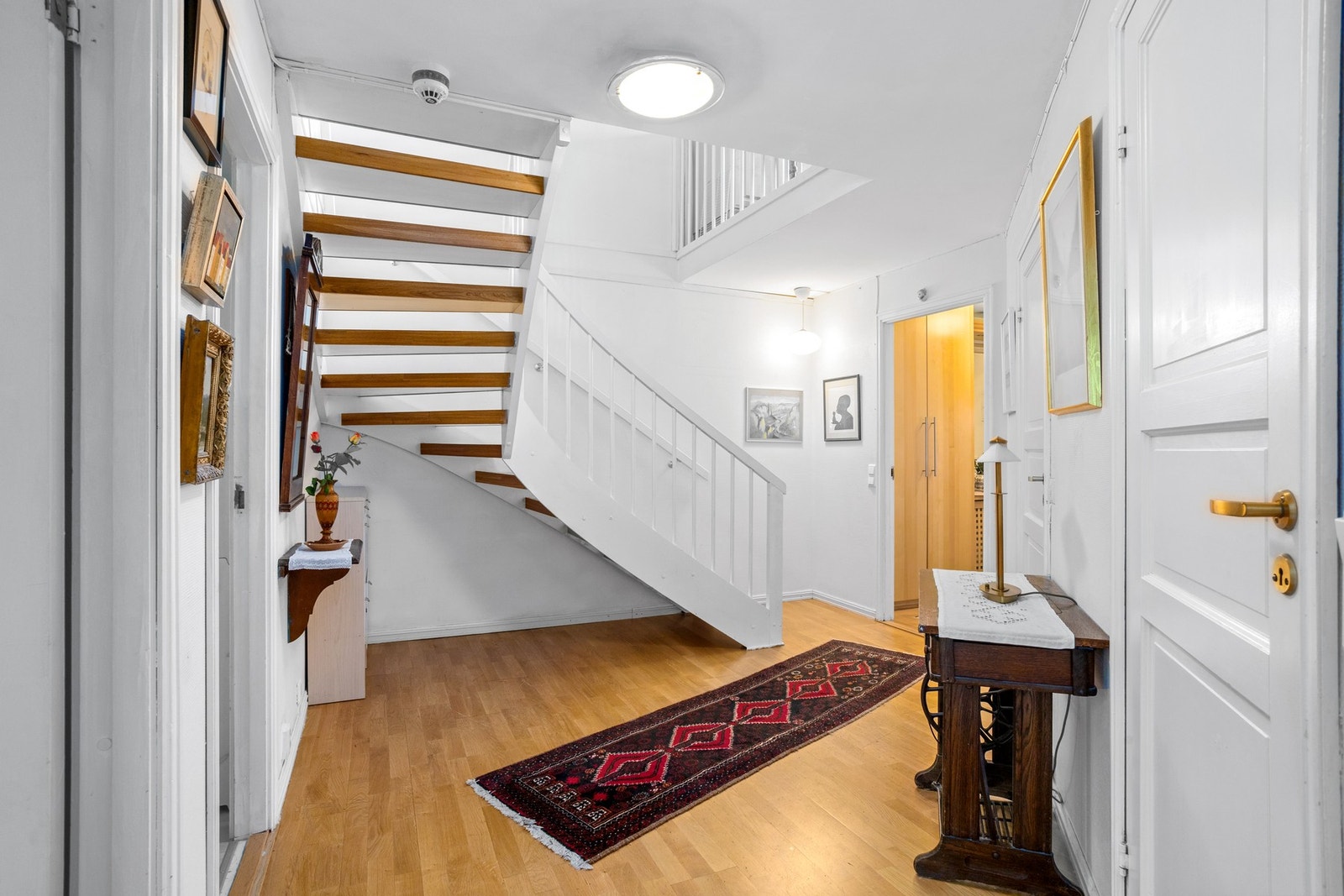 Gang/trapperom i 4. etasje. Rommet under trappe3n kan benyttes til kontor, leker eller oppbevaring. Galleribilde