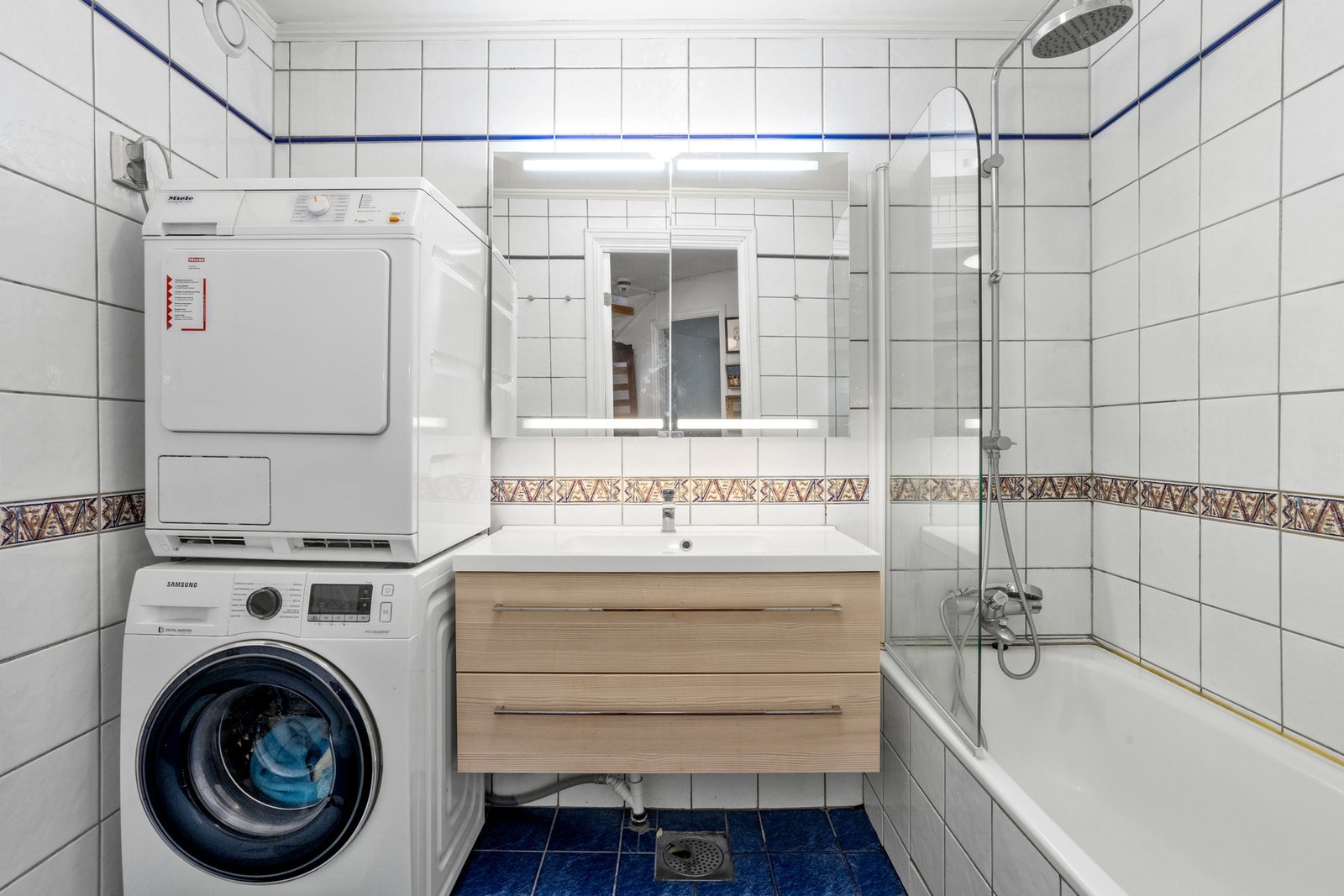 Flislagt bad med badekar. Badet er av eldre standard. Galleribilde