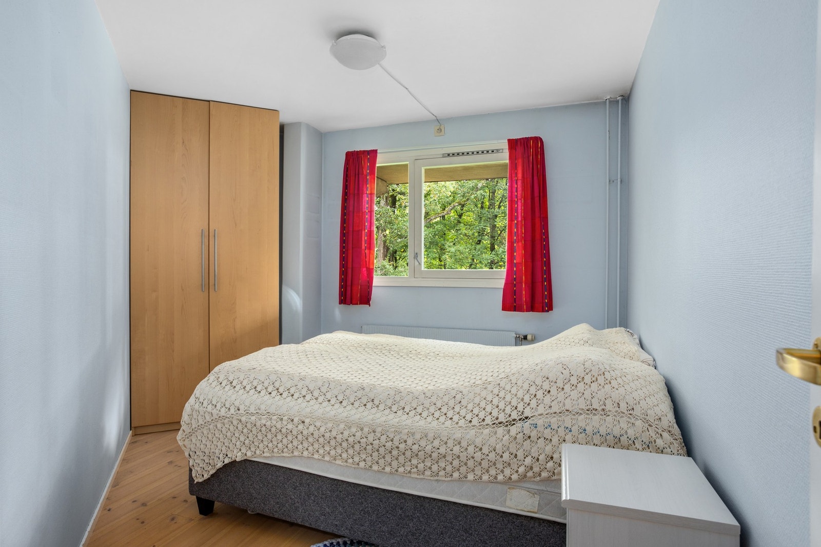 Soverom 2 med garderobeskap. Alle soverommene vender mot rolig grøntområde. Galleribilde