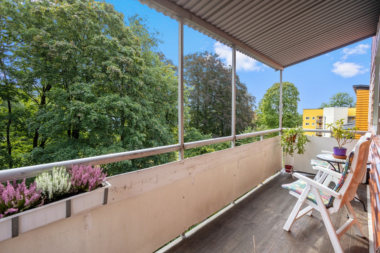 Fra stuen er det utgang til balkong med utsyn over grøntområder. Galleribilde