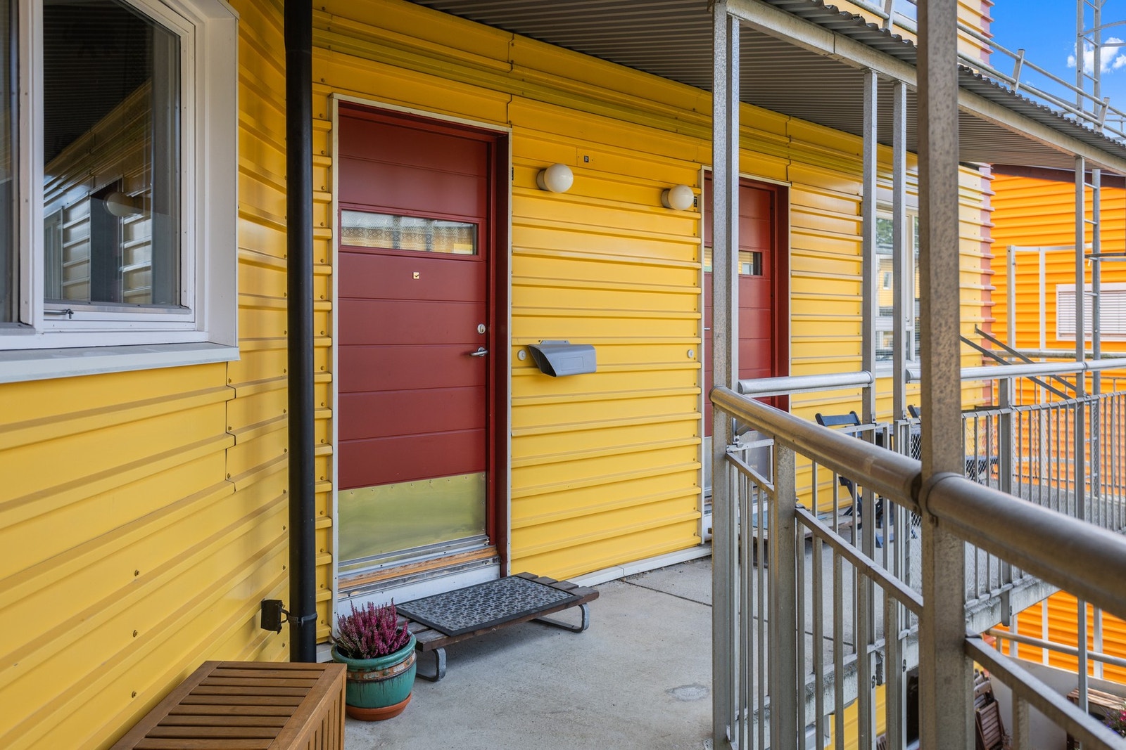 Leiligheten har egen inngang fra hyggelig svalgang, som gir rekkehusfølelse. Galleribilde