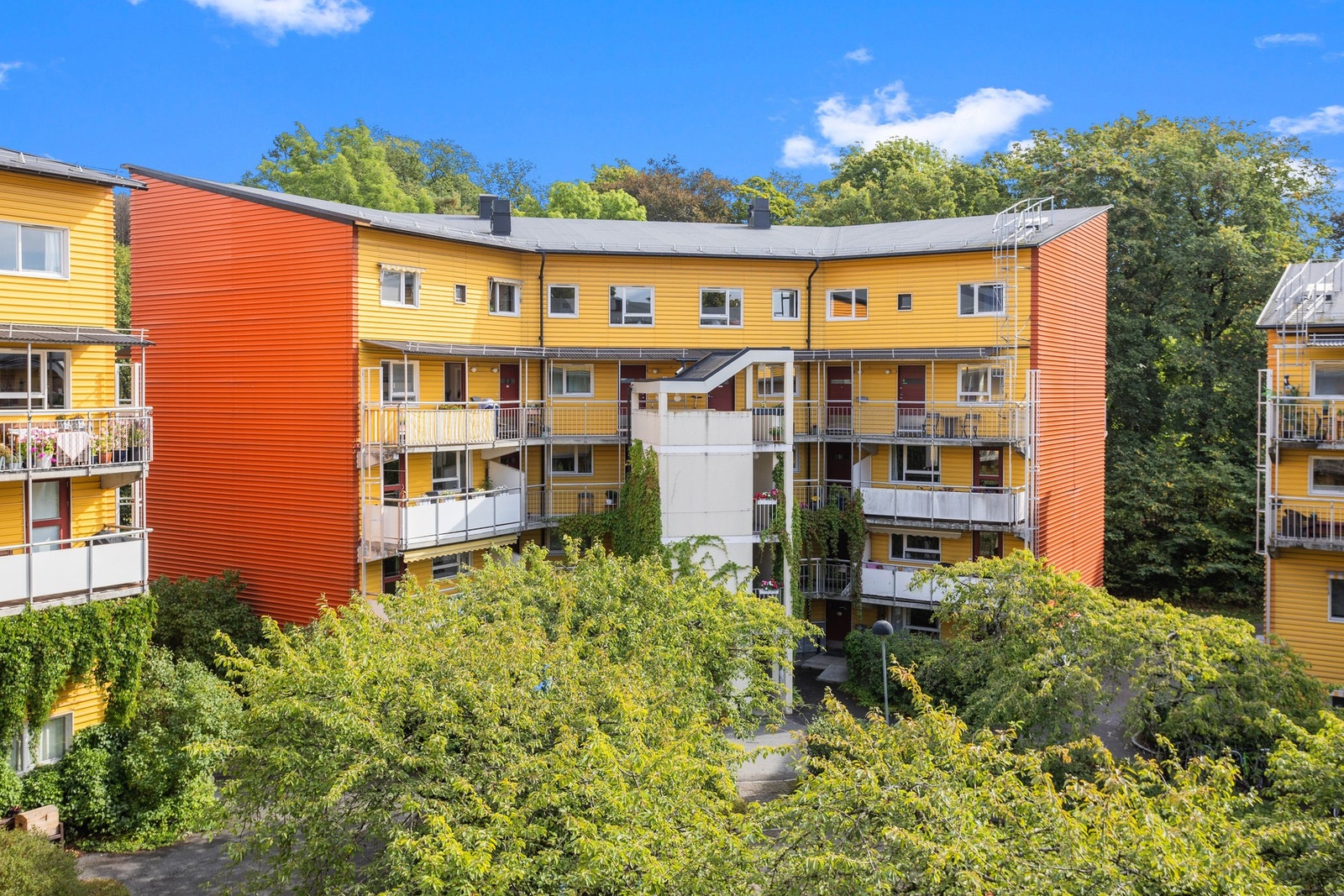 Varkre tun og grøntområder omkranser borettslaget. Galleribilde