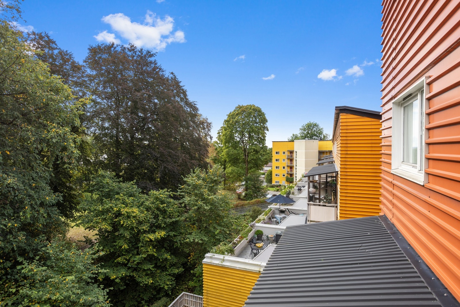 Leiligheten ligger fint og usjenert til på toppen. Galleribilde