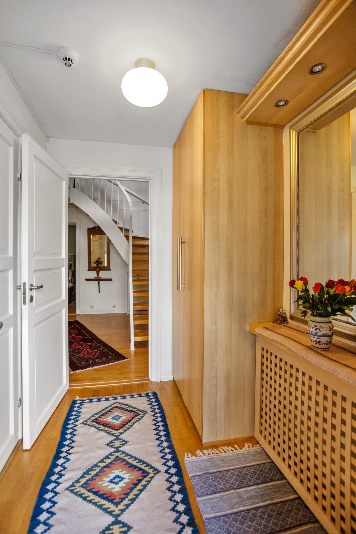 Gang med garderobeskap. Galleribilde