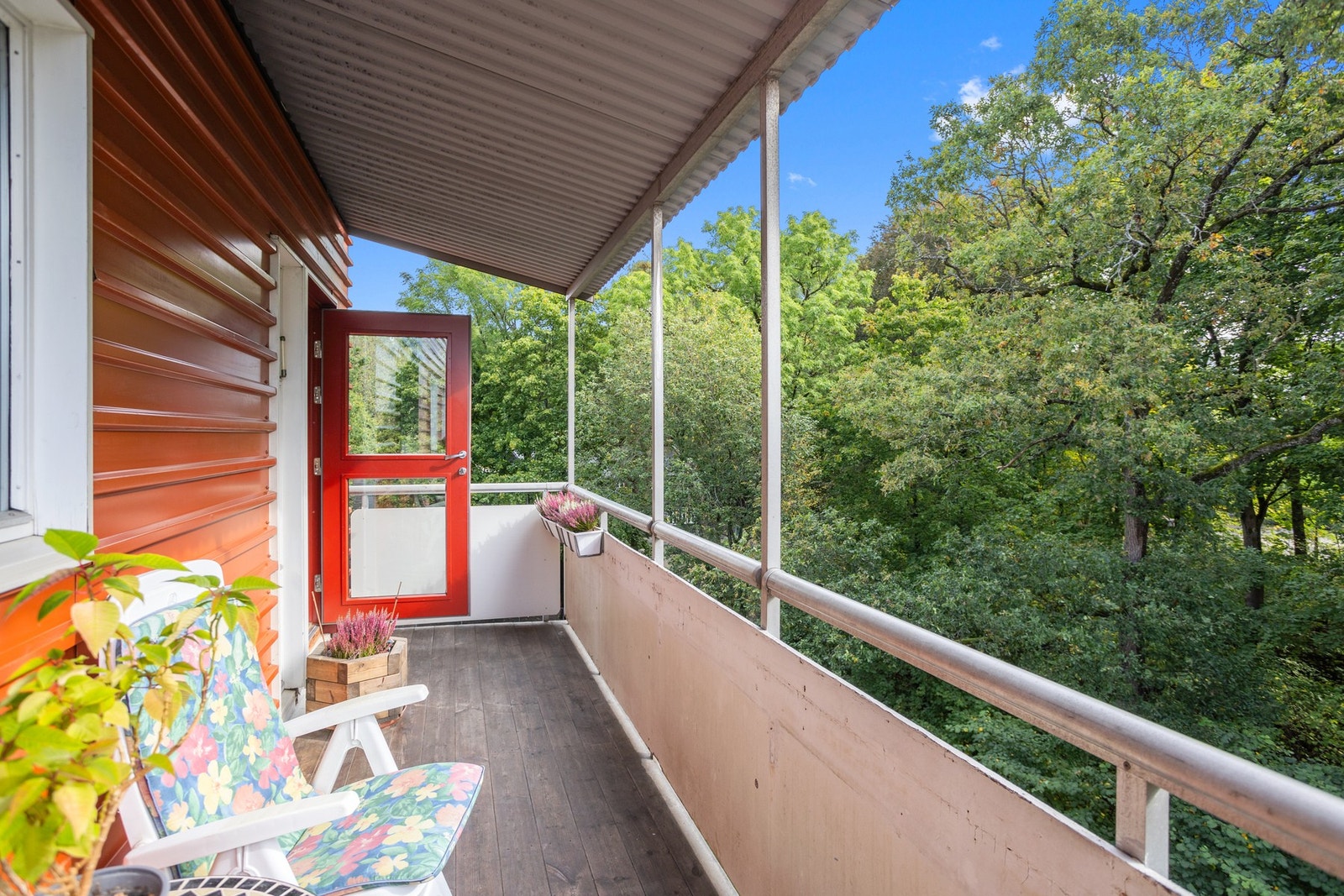 Balkong med plass til diverse utemøbler. Galleribilde