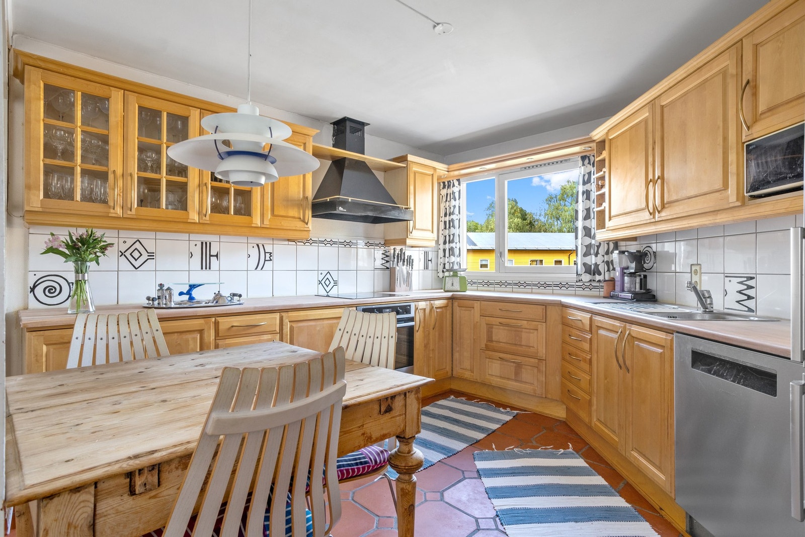 Kjøkkenet er av eldre standard, men velfungerende. Galleribilde