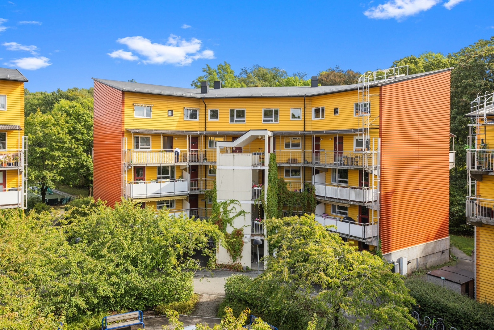 Fasade Gustav Vigelands vei 48. Leiligheten har en fin intern beliggenhet på øvre tun i Casinetto, nærmest Frognerparken. Galleribilde