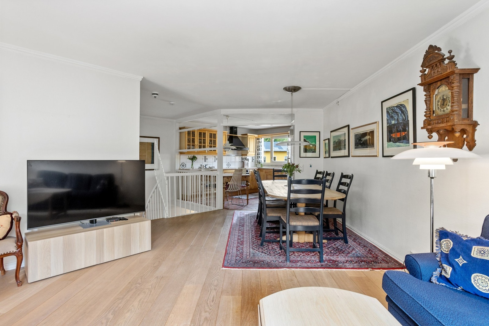 Leiligheten har en bra planløsning med en romslig kjøkken- og stueløsning. Galleribilde