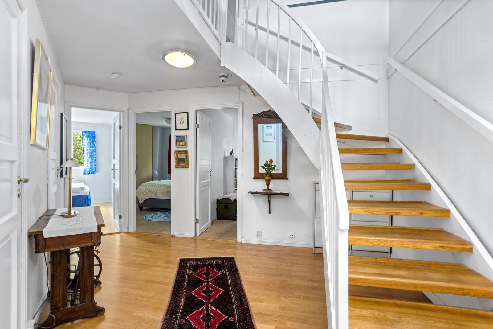 4. etasje består av 3 soverom, bad, toalett, gang og kott. Galleribilde