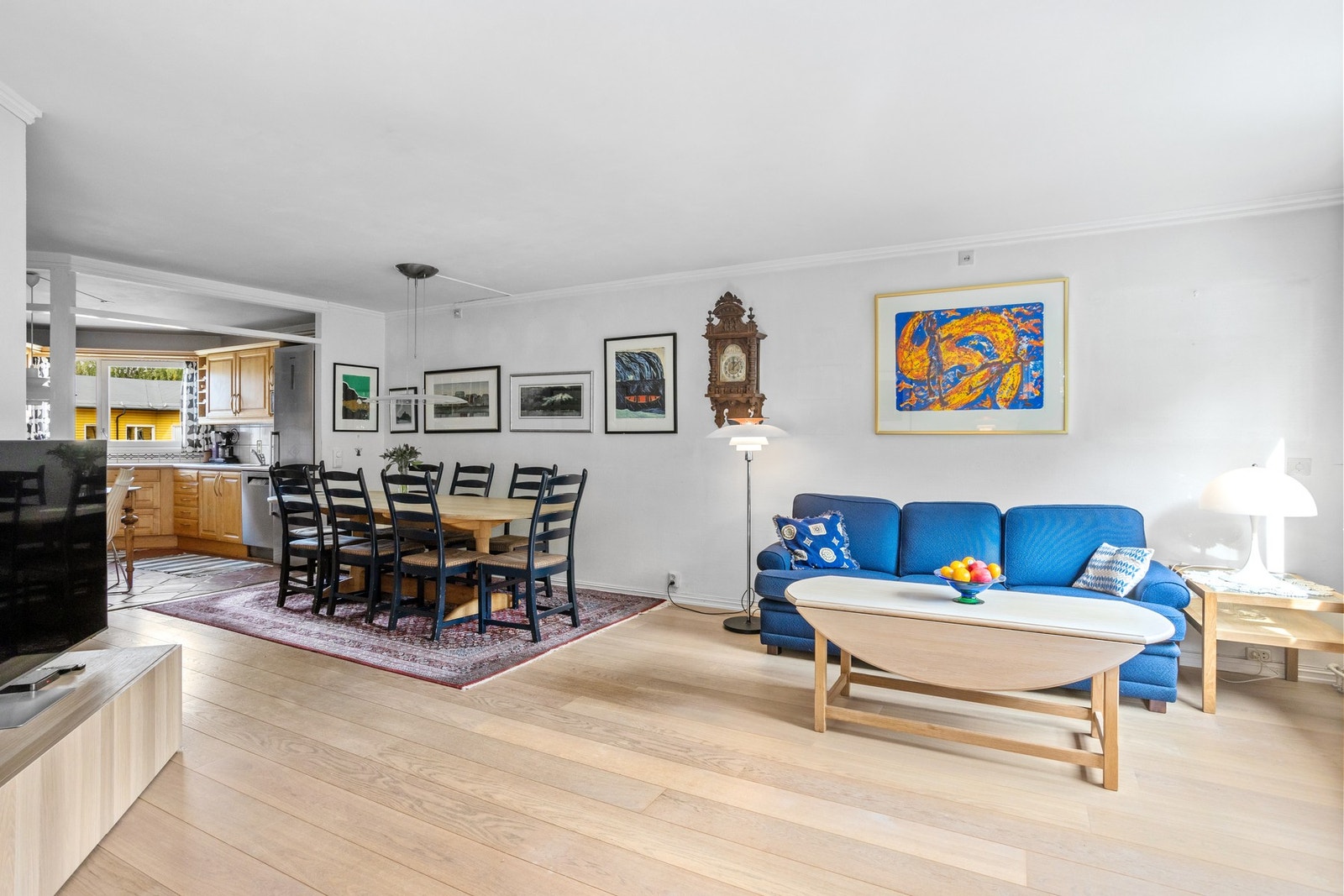 Det er lagt nyere parkett i stuen. Galleribilde