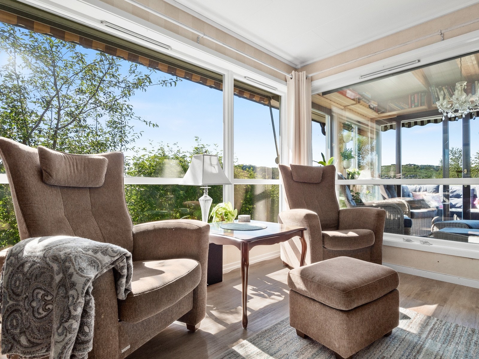 De store vinduene gir en luftig følelse, og størrelsen på stuen gir mange muligheter for utnyttelse Galleribilde