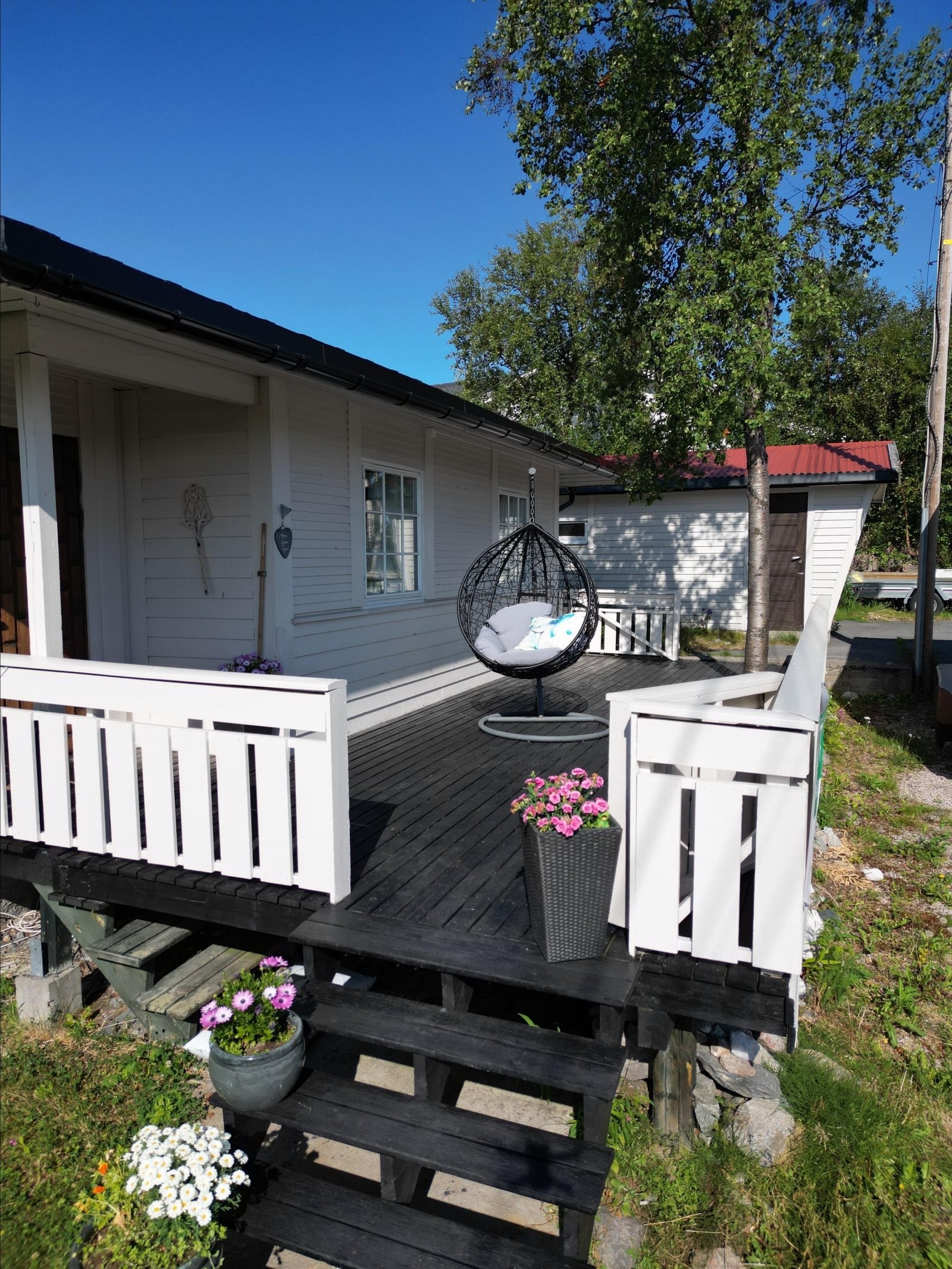 Verandaen ved inngangspartiet har gode solforhold på morgen- og formiddagstid! Galleribilde