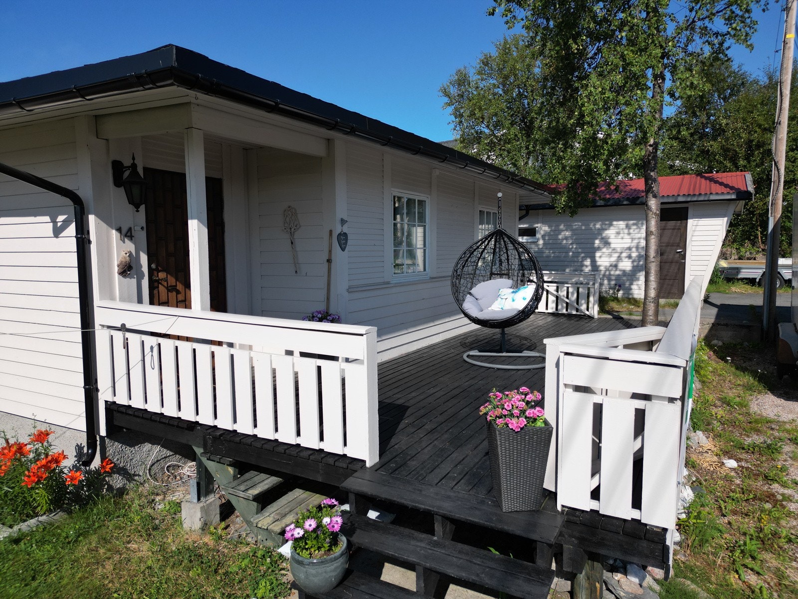 Morgenkaffen kan nytes på verandaen ved inngangspartiet Galleribilde