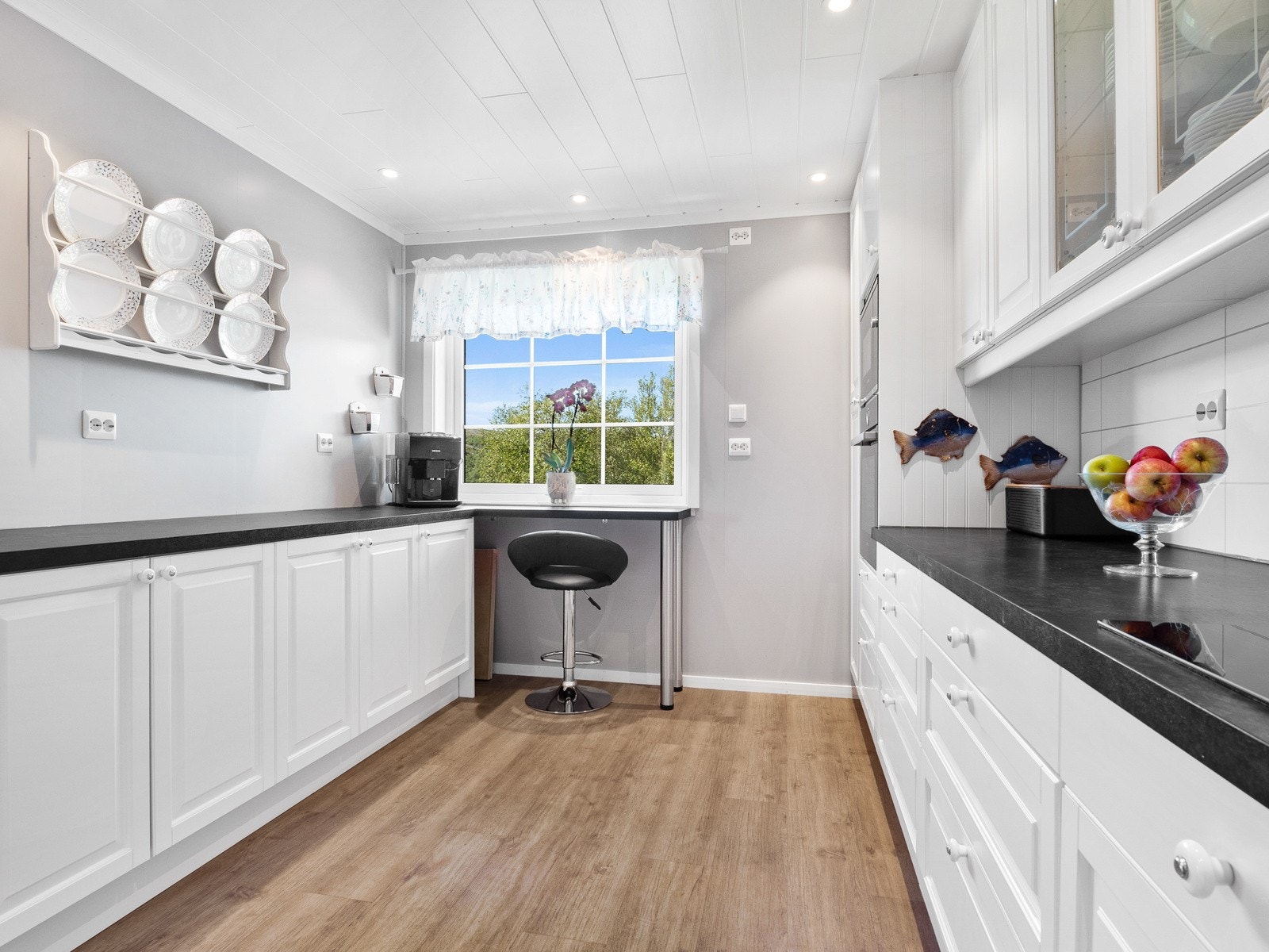 Kjøkkenet er lyst og romslig, og har en liten bardisk hvor man kan ta en kaffe og filosofere Galleribilde