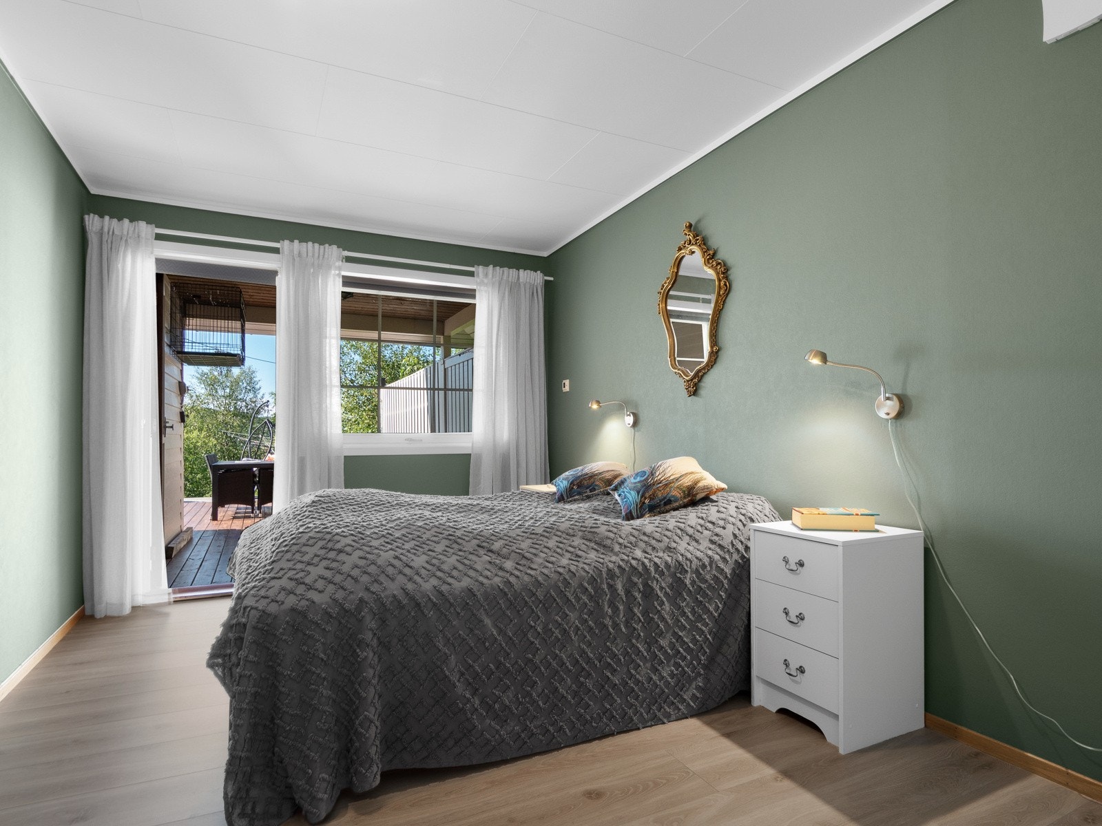 Hovedsoverommet er stort og har utgang til platting Galleribilde