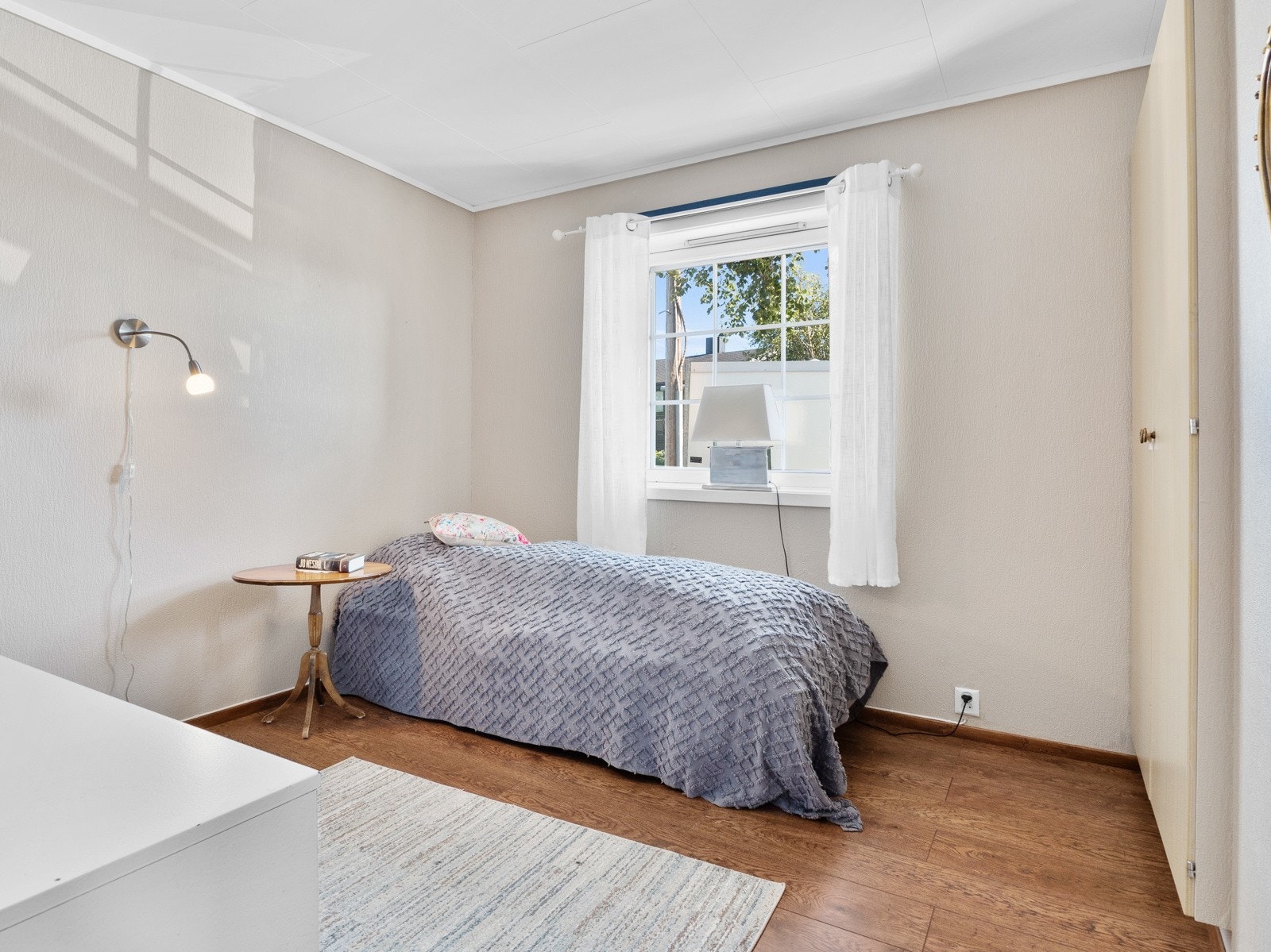 Soverom 2 har plass til stor seng Galleribilde