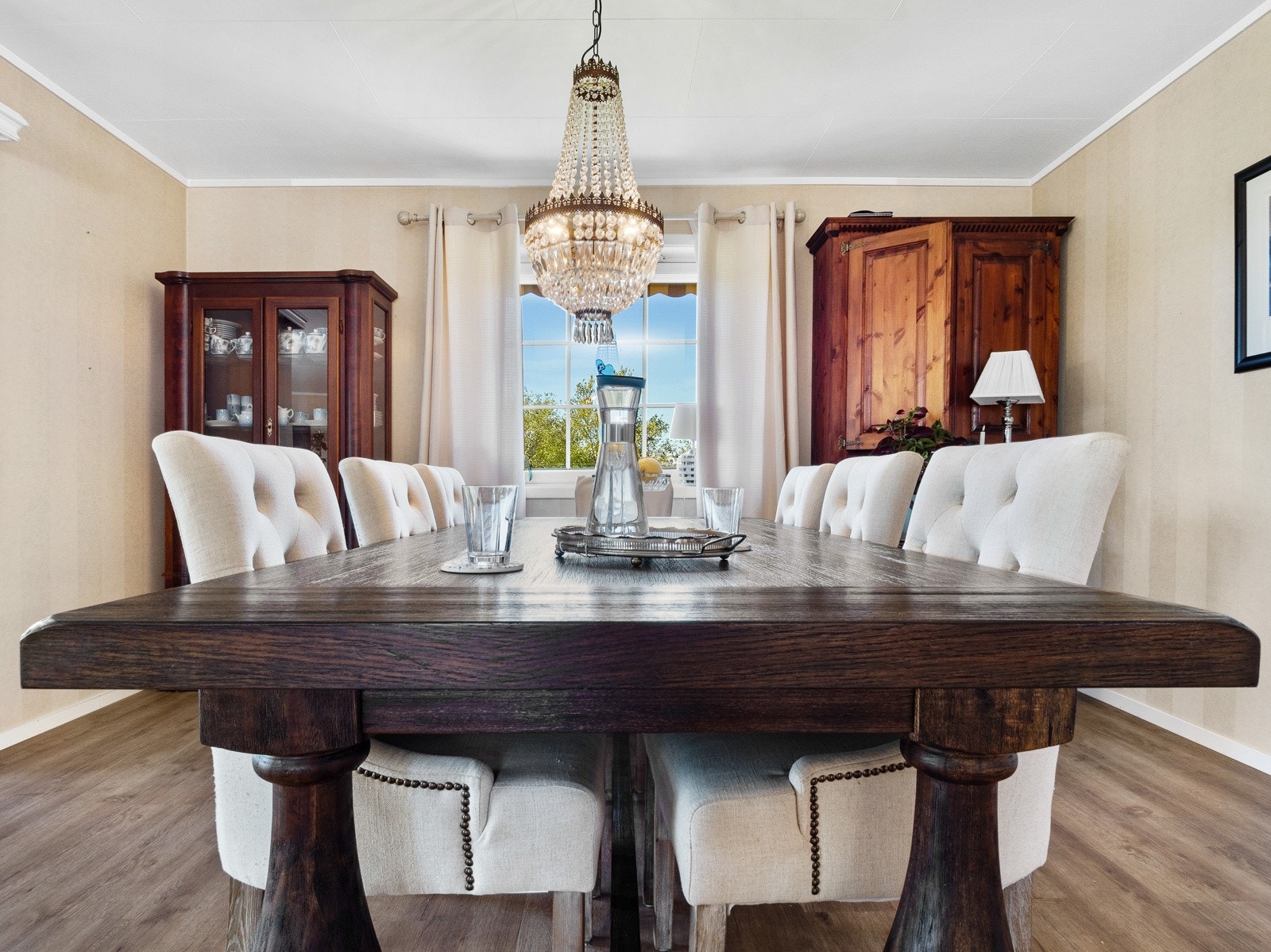 Det er plass til stort spisestuemøblement Galleribilde