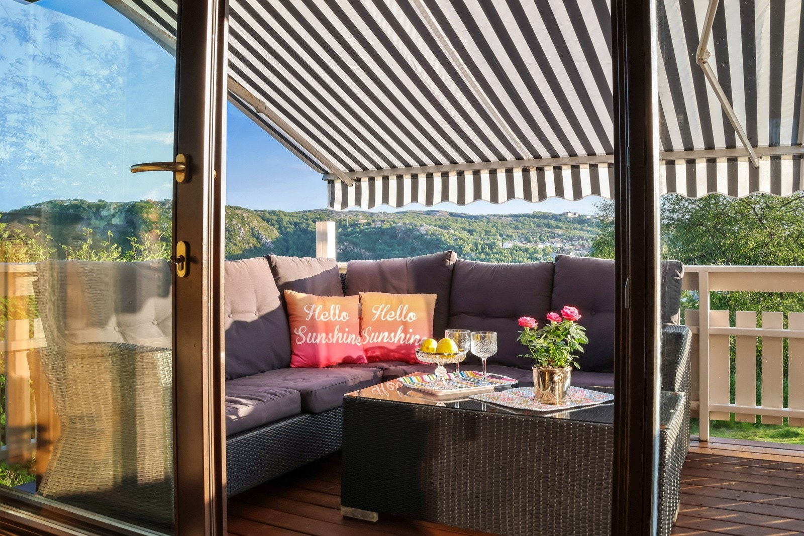 Det er koselig vinterhage mot sør med skyvedør ut til romslig veranda Galleribilde