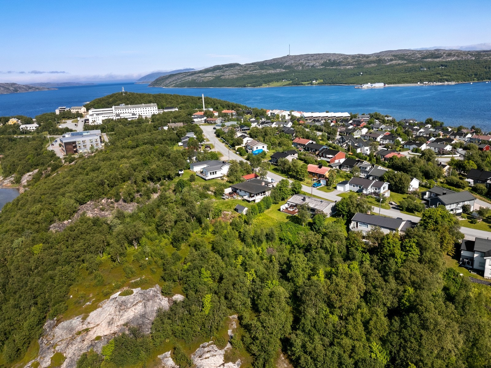 Denne romslige eneboligen har en fin, skjermet beliggenhet på Prestøya, og har meget gode solforhold Galleribilde