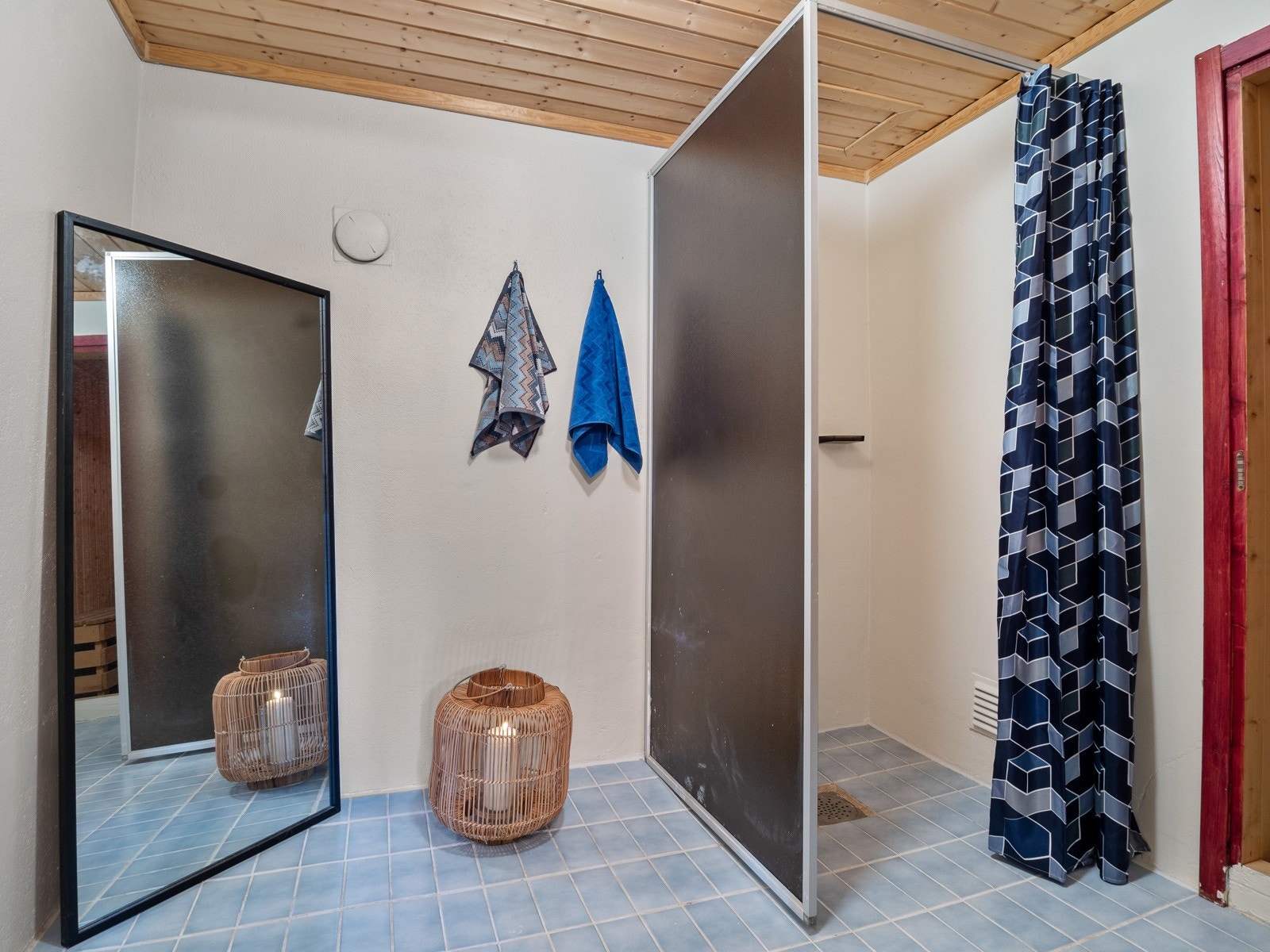 Forrommet til badstuen har dusjnisje Galleribilde