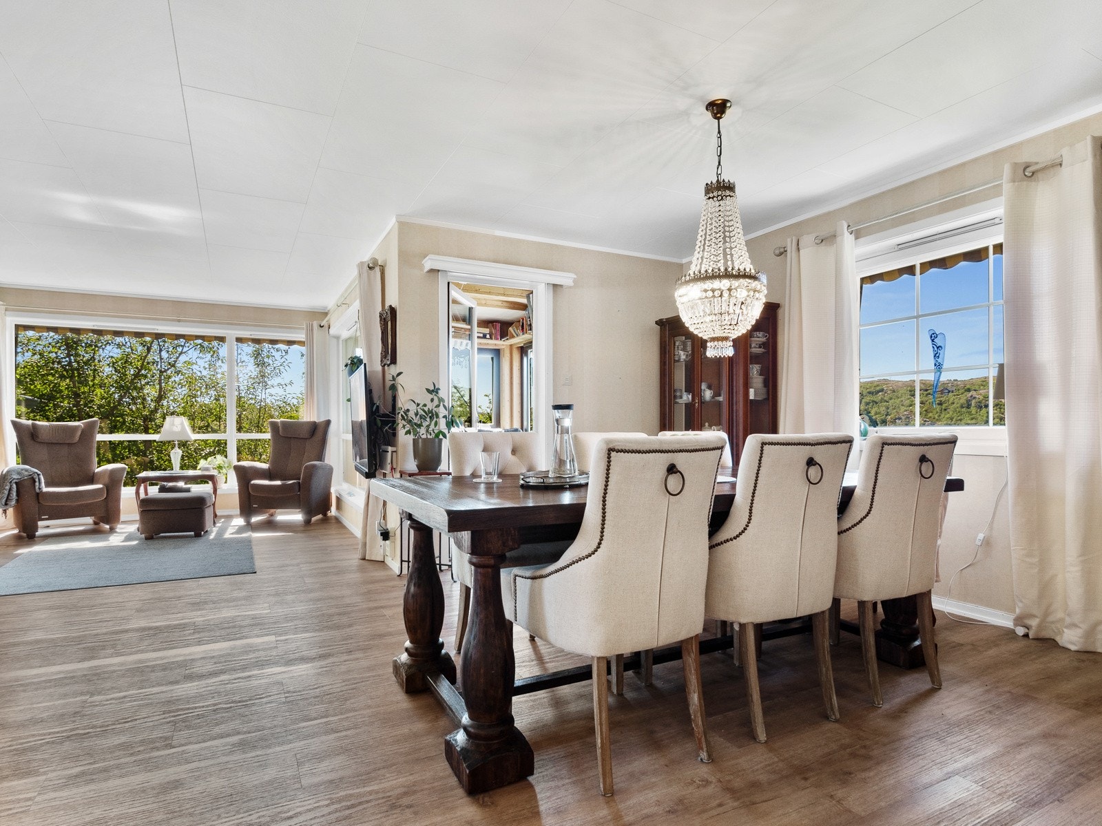 Spisestuen har utgang til vinterhagen Galleribilde