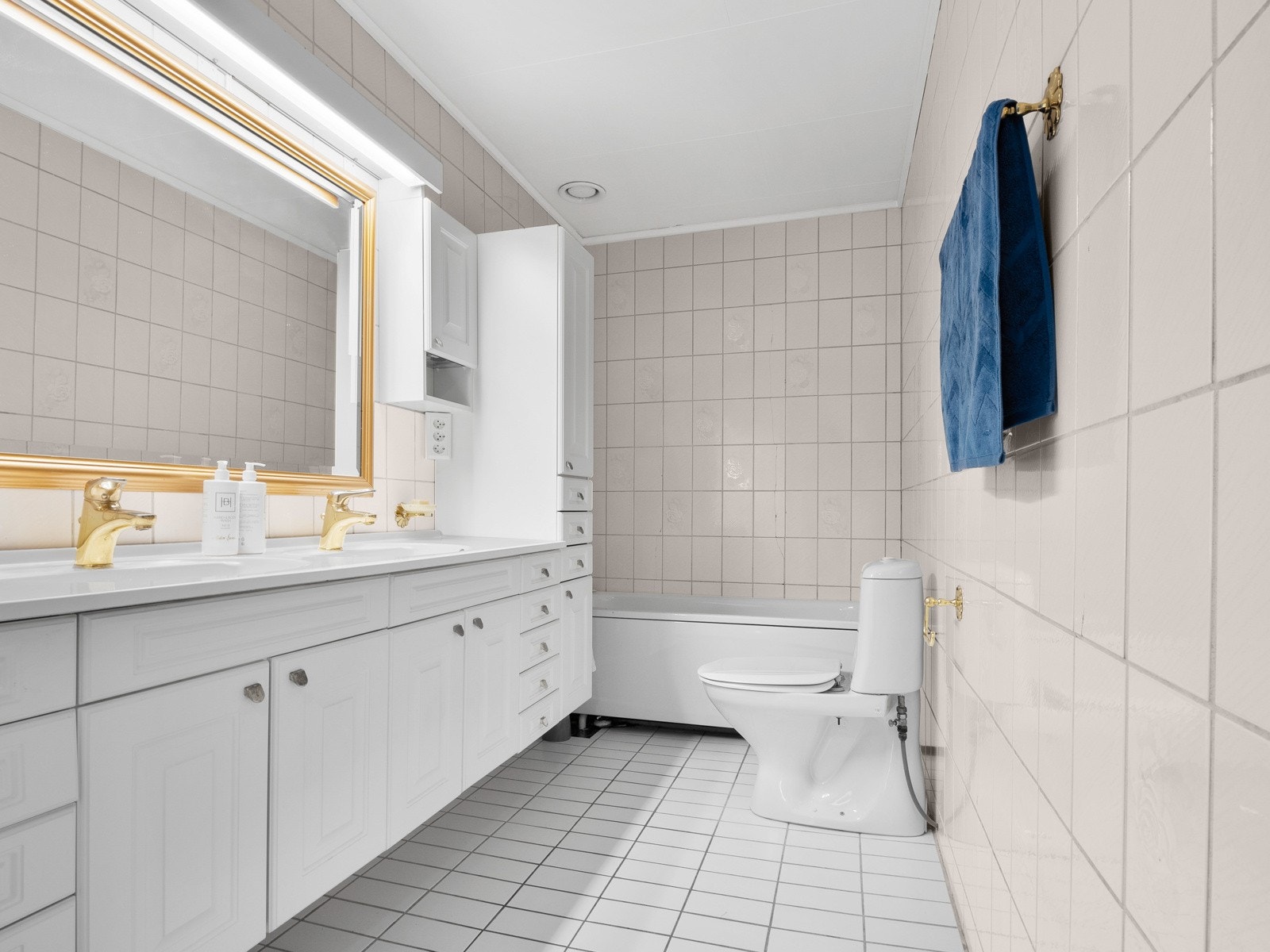 Baderommet har behov for oppgradering pga skader på flis Galleribilde