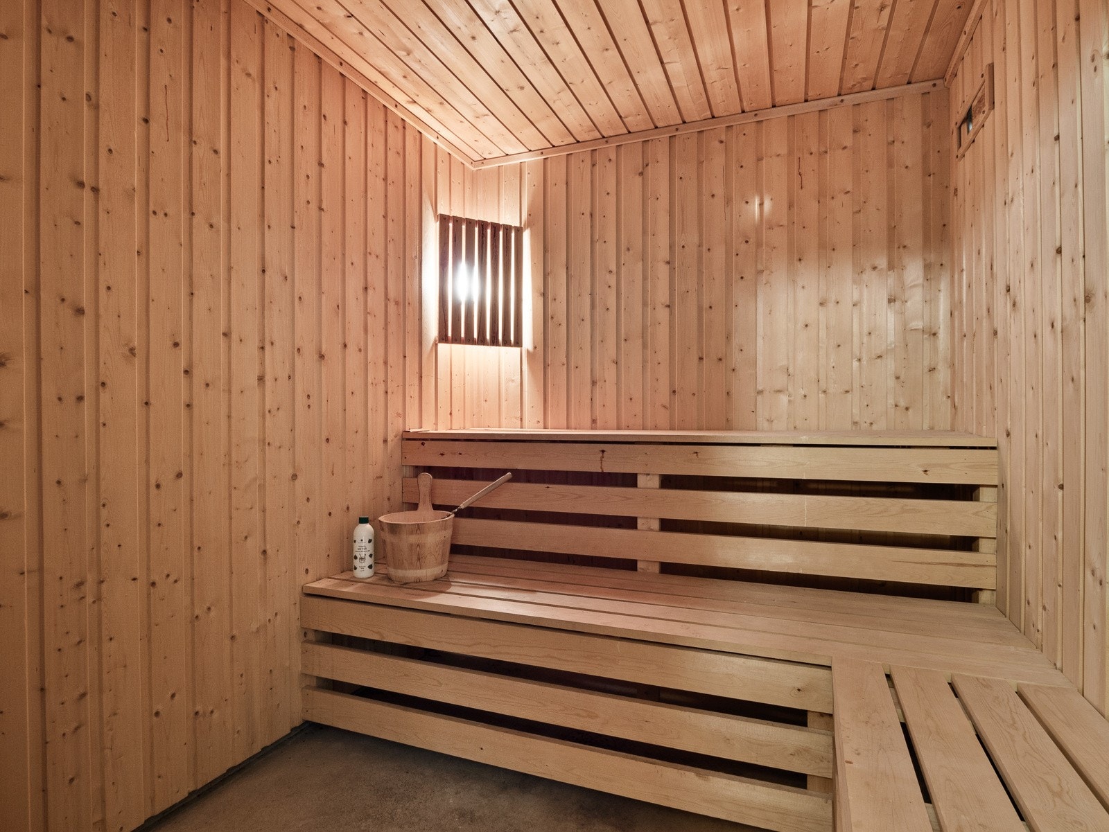 Badstuen er romslig med store benker Galleribilde