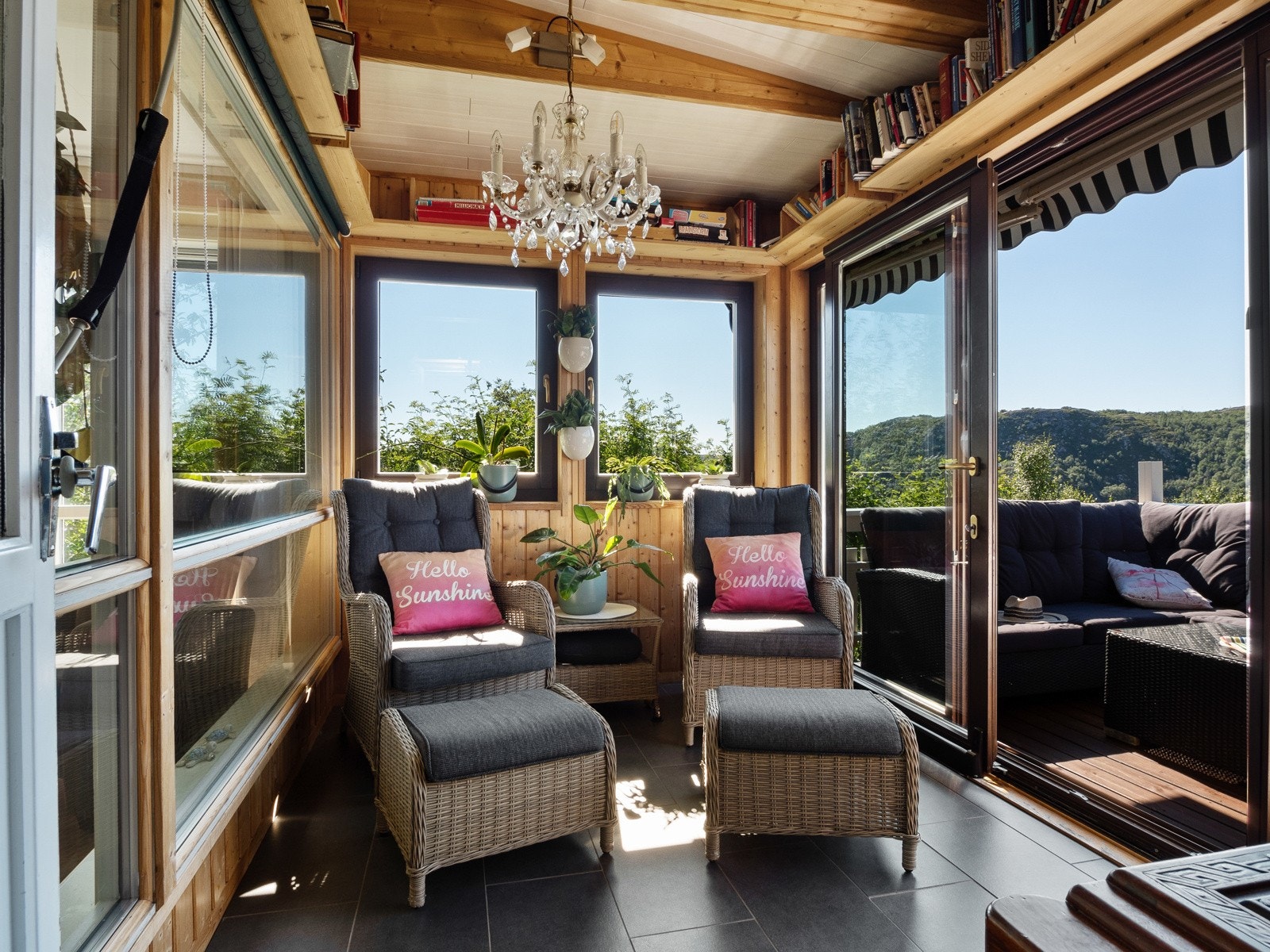 Vinterhagen har store vindusflater og mørke fliser på gulv Galleribilde