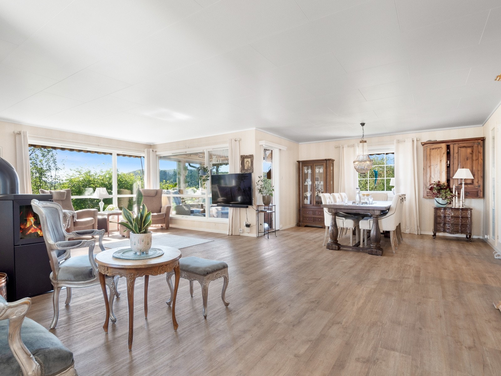 Stuen er særdeles romslig og har plass til flere møbleringssoner/sittegrupper, og det er stor spisestue Galleribilde