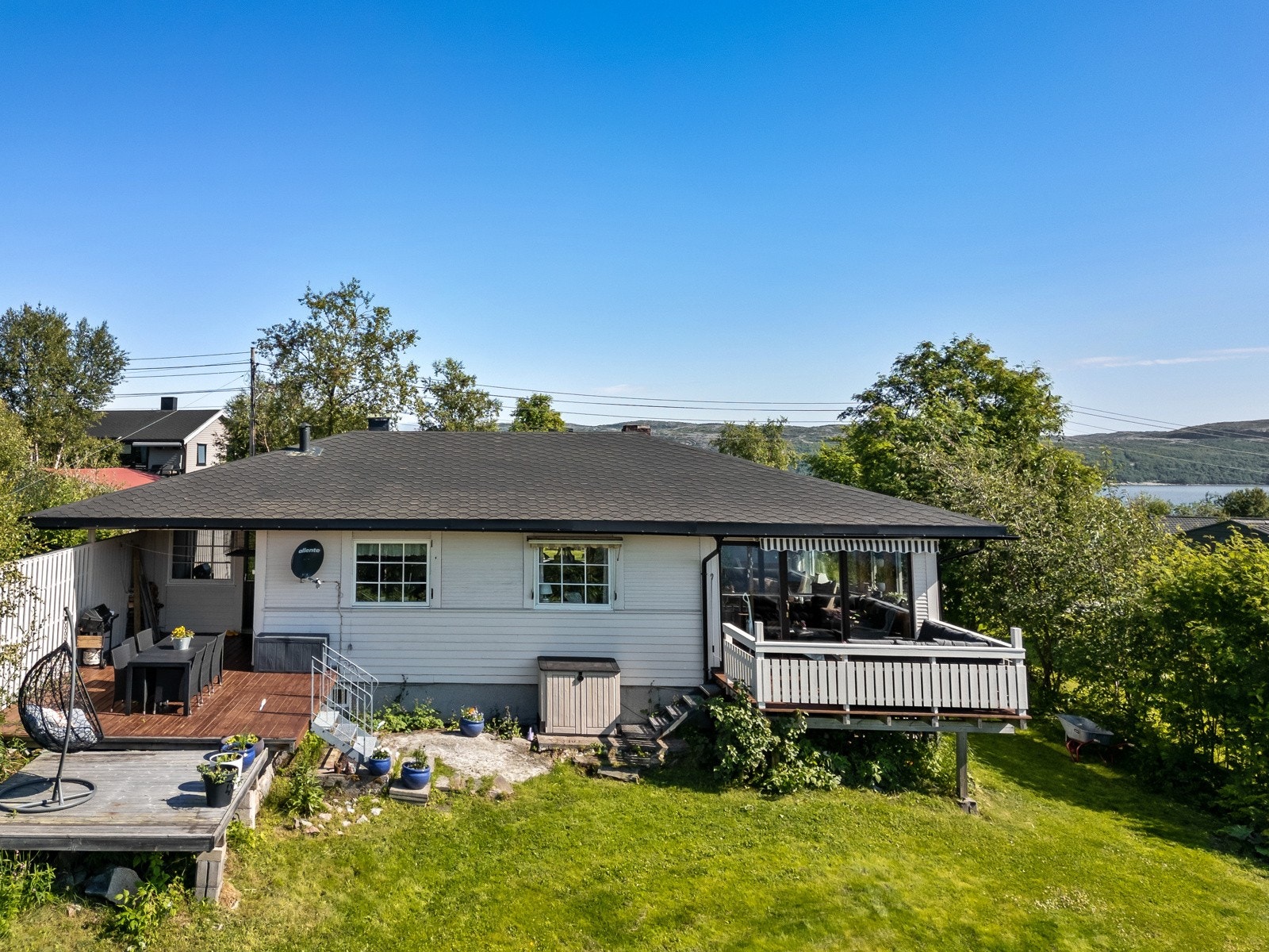 Velkommen til Bjørkeveien 14 - en romslig enebolig med flott utsikt og meget gode solforhold! Galleribilde