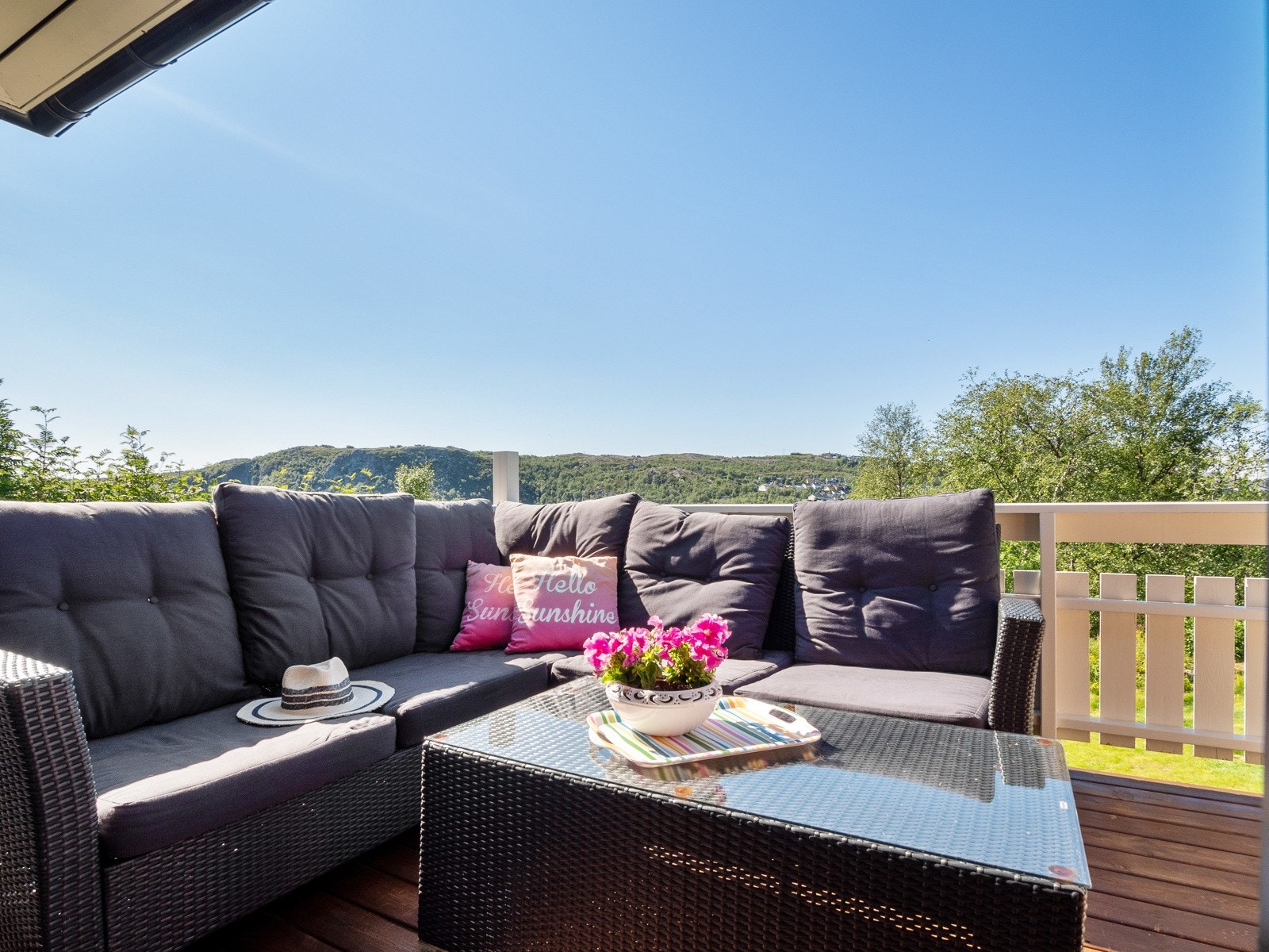 Det er god plass til sittegruppe på verandaen utenfor vinterhagen Galleribilde