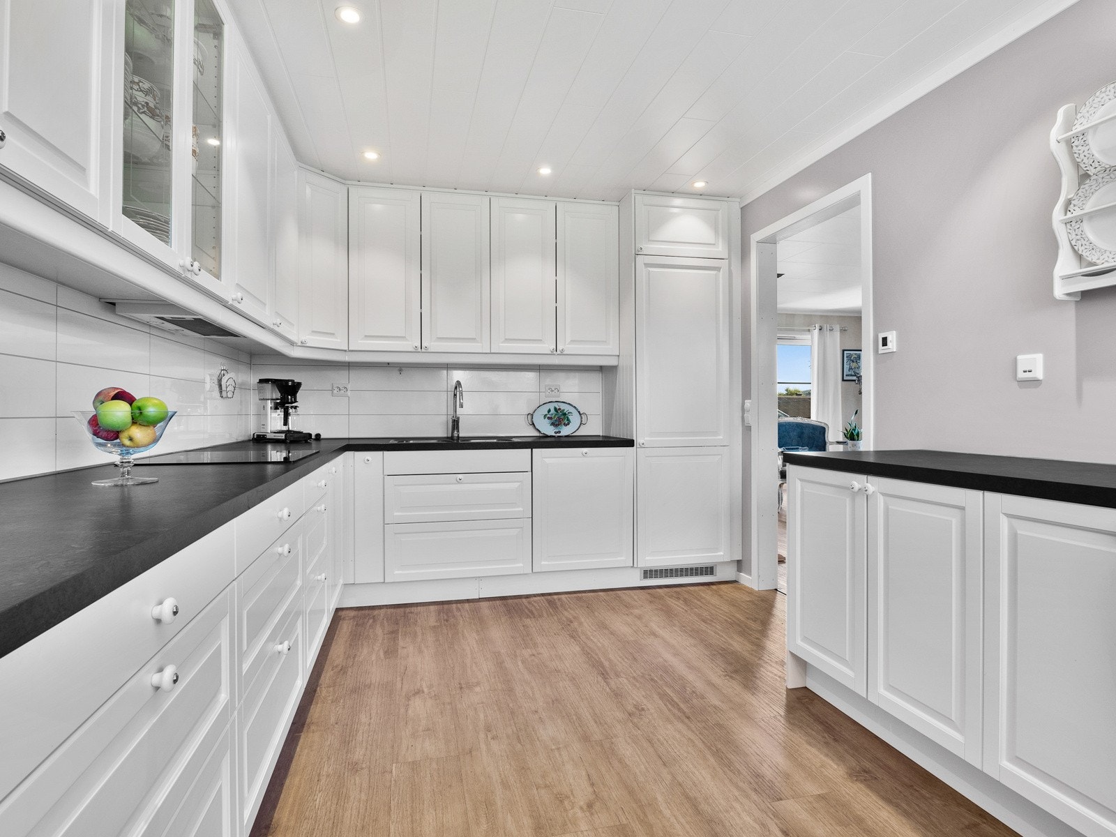 Det er masse benkeplass på kjøkkenet - her kan man slå seg løs Galleribilde