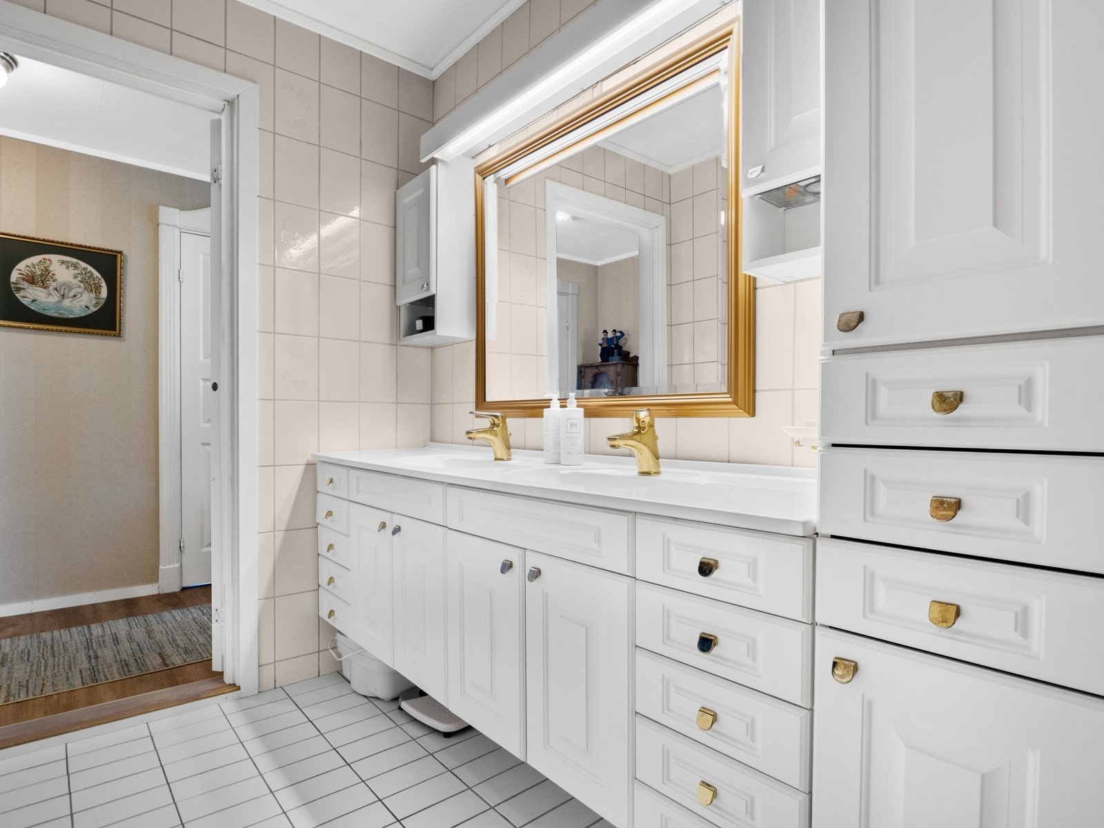 Det er dobbelt servant og masse oppbevaringsplass i skuffer og skap Galleribilde