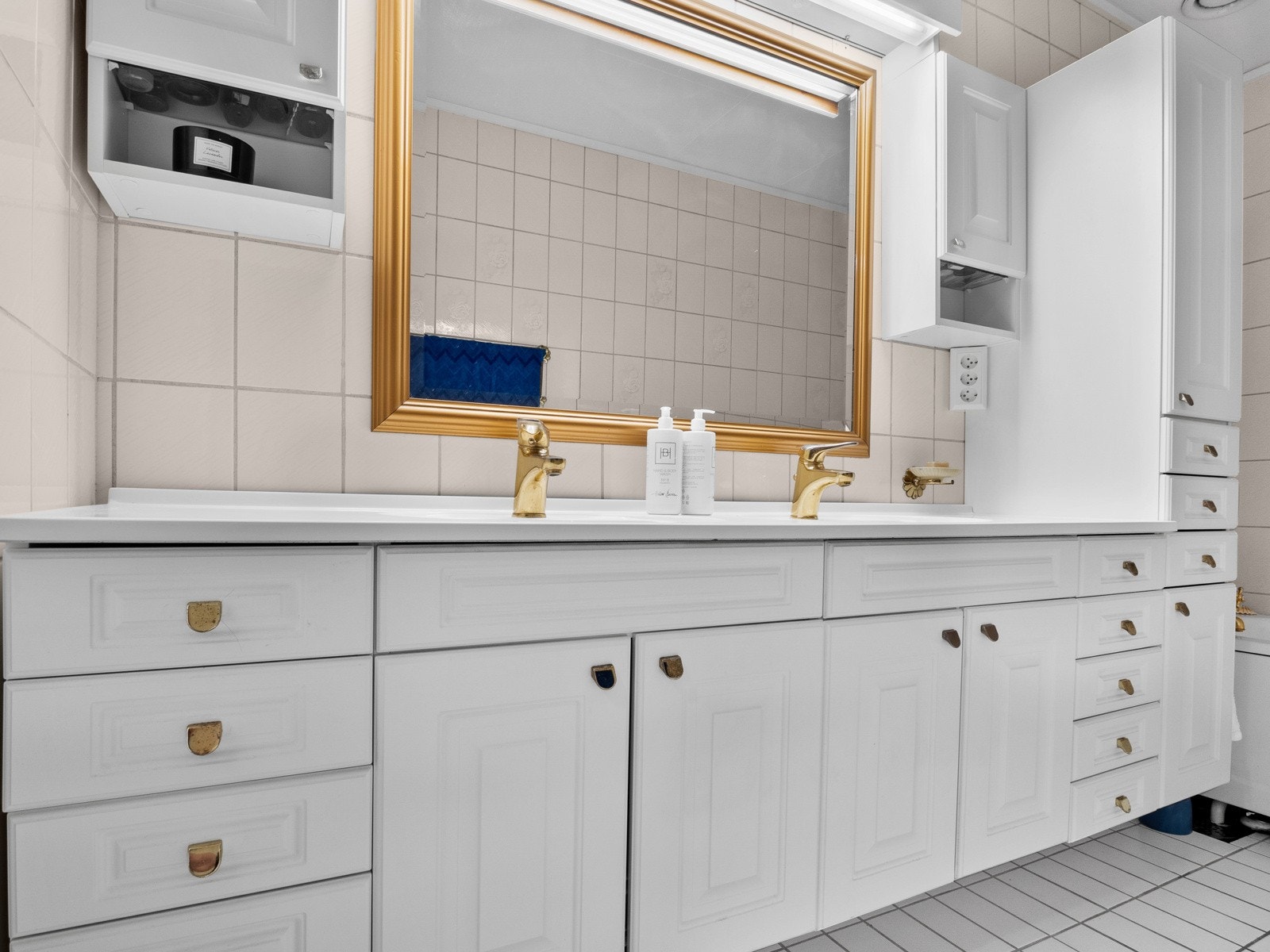 Hovedbaderommet er stort og har god plass til oppbevaring Galleribilde