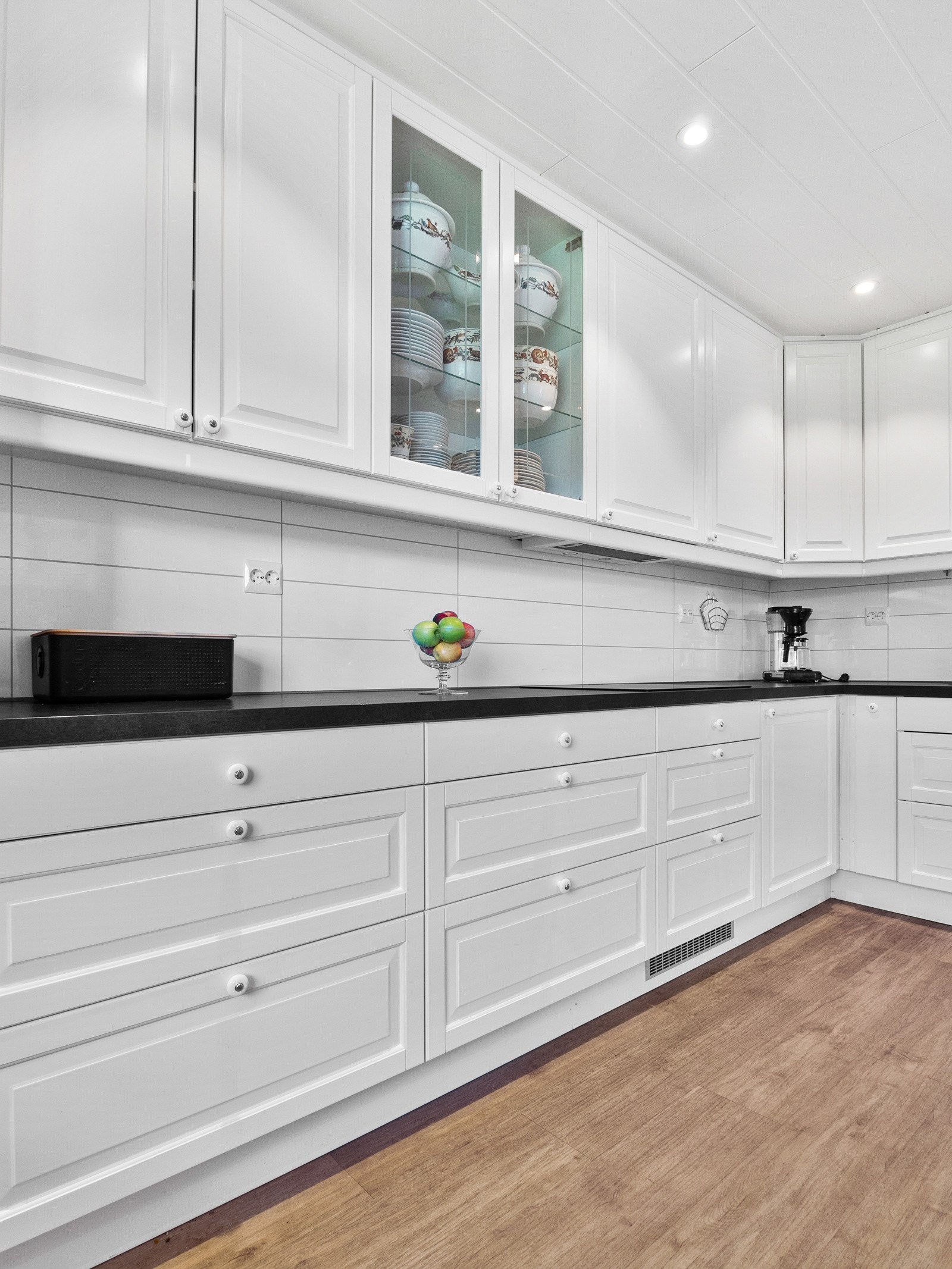 Det er rikelig med oppbevaringsplass i skuffer og skap Galleribilde