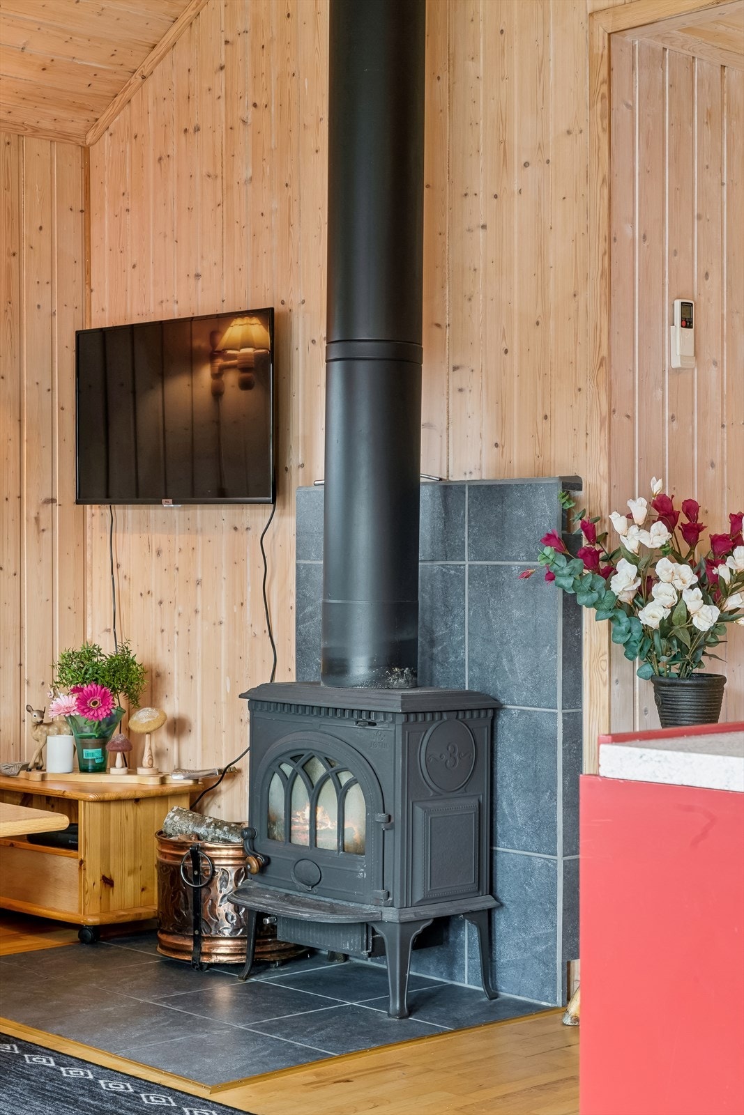 Peis som er fint plassert i hytten, gir godt med varme på kaldere dager Galleribilde