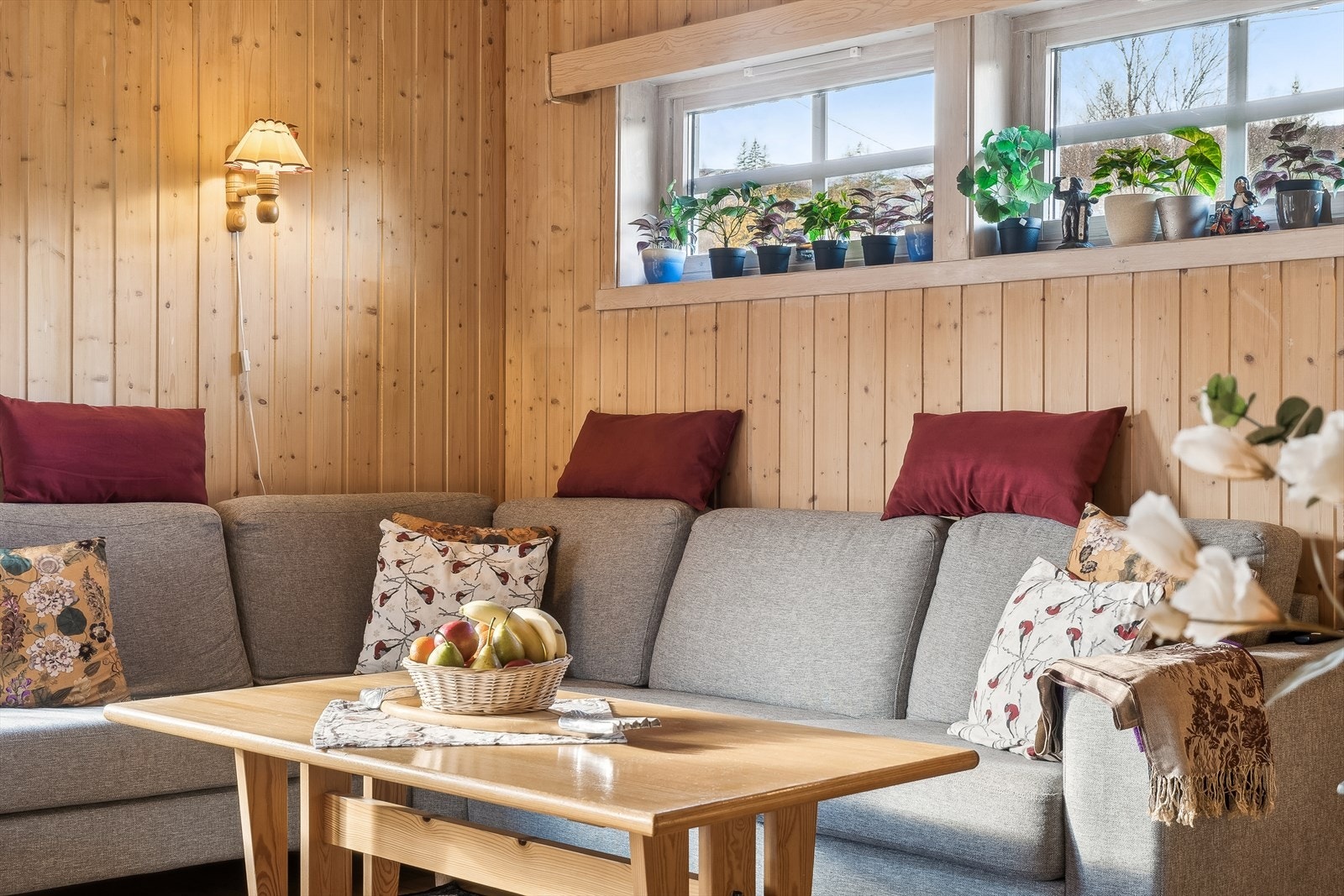 Flott sofakrok. Sofa og bord kan om ønskelig følge hytta Galleribilde