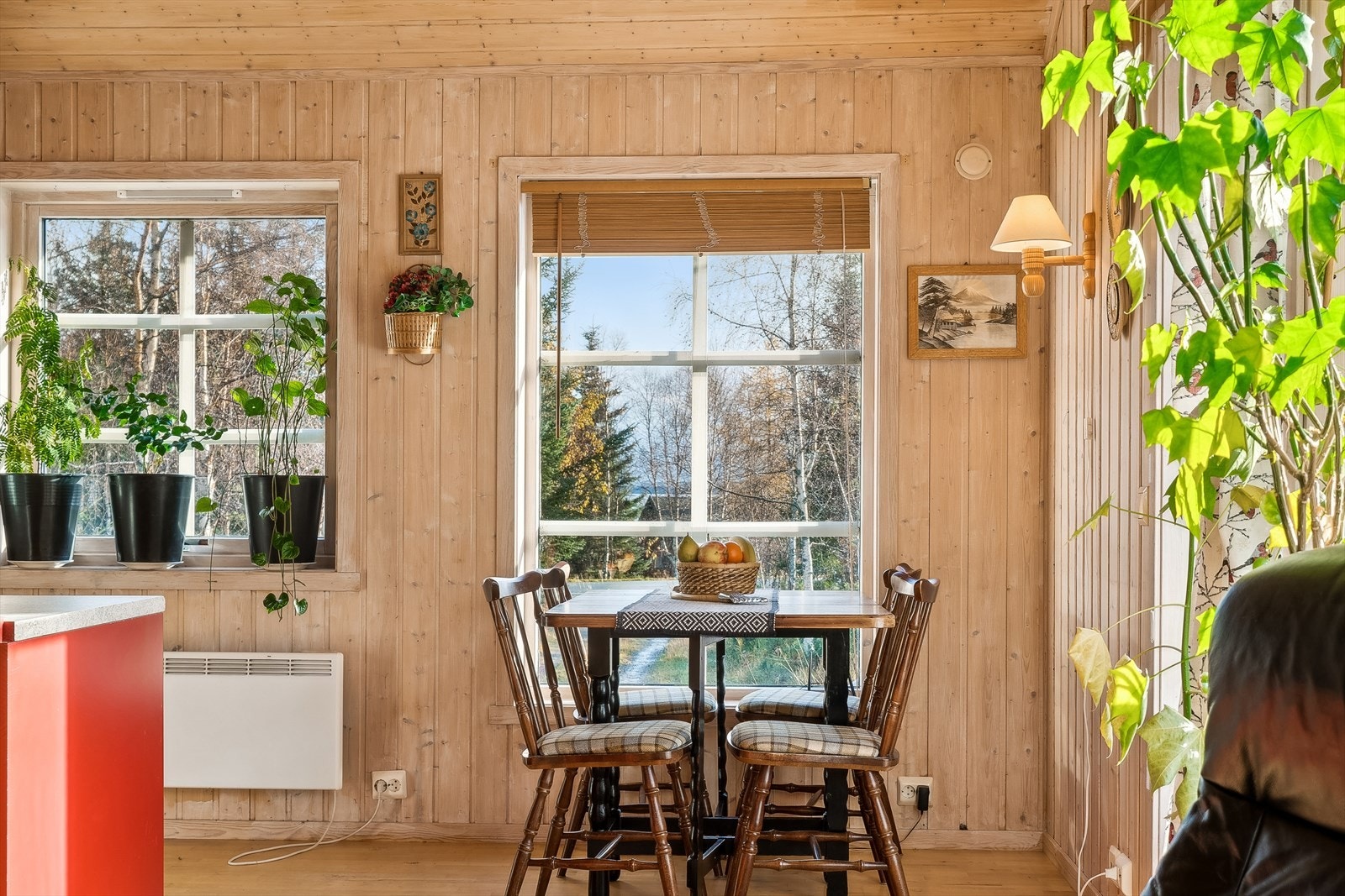 På kjøkkenet finnes også en liten spisegruppe som om ønskelig kan følge med hytta Galleribilde