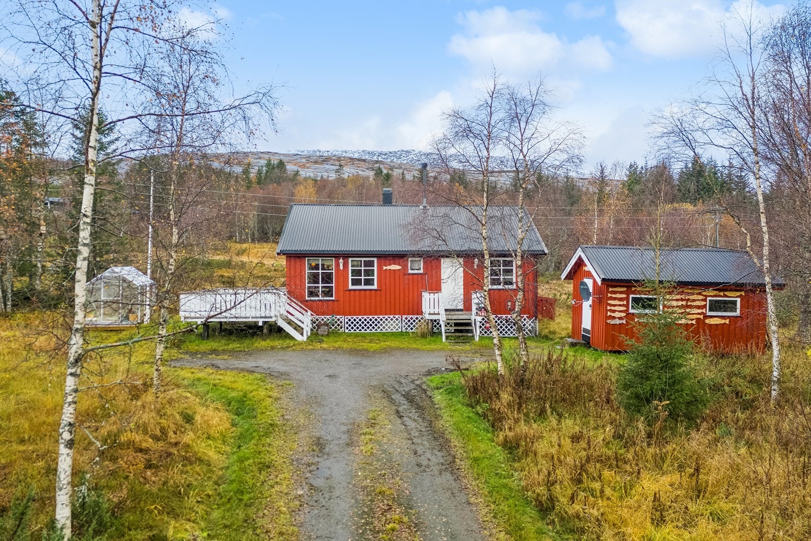 Hytta har egen innkjørsel fra hovedveien. Innkjøring har blitt brøytet etter avtale med lokal entreprenør Galleribilde