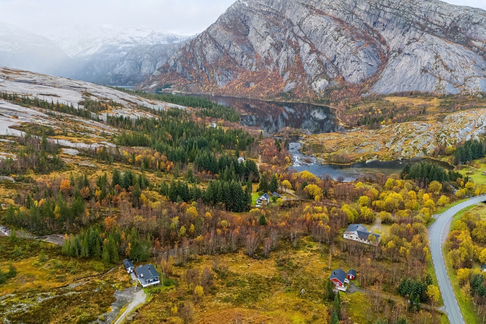 Flostrandvatnet, kjent for godt fiske er bare noen hundre meter unna Galleribilde